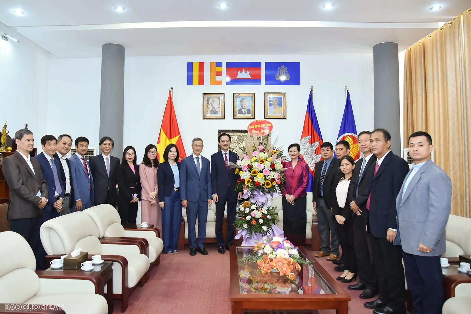 Trao đổi cấp cao trực tiếp có vai trò quan trọng dẫn dắt và định hướng quan hệ Việt Nam-Campuchia Trao đổi cấp cao trực tiếp có vai trò quan trọng dẫn dắt và định hướng quan hệ Việt Nam-Campuchia