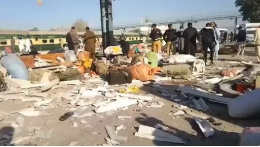 Nóng: Đánh bom ga tàu ở Pakistan gây thương vong lớn Nóng: Đánh bom ga tàu ở Pakistan gây thương vong lớn