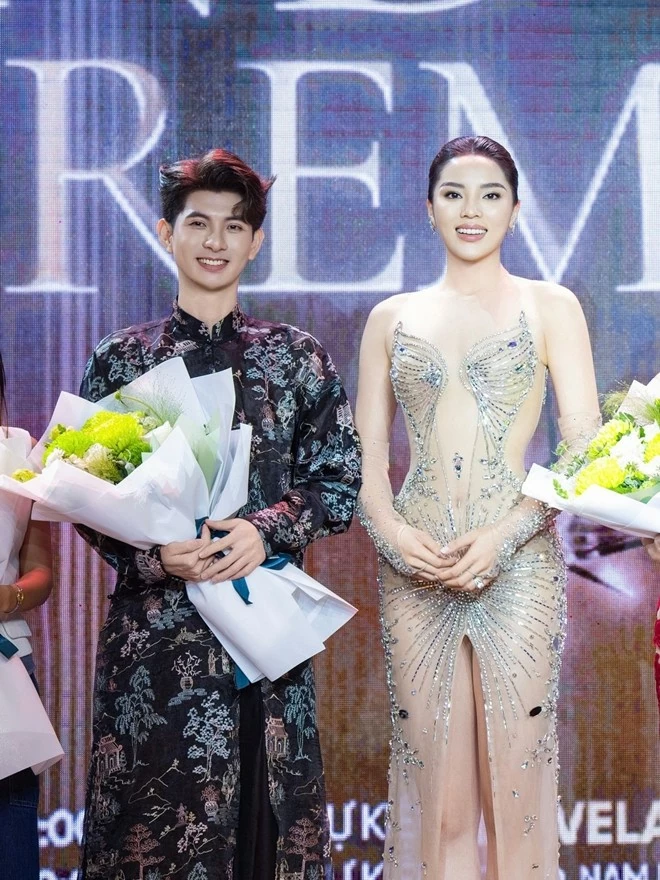 NTK Nguyễn Minh Công bên Kỳ Duyên và kiện hành lý chứa trang phục dân tộc của cô để dự thi tại Miss Universe. NTK Nguyễn Minh Công bên Kỳ Duyên và kiện hành lý chứa trang phục dân tộc của cô để dự thi tại Miss Universe.