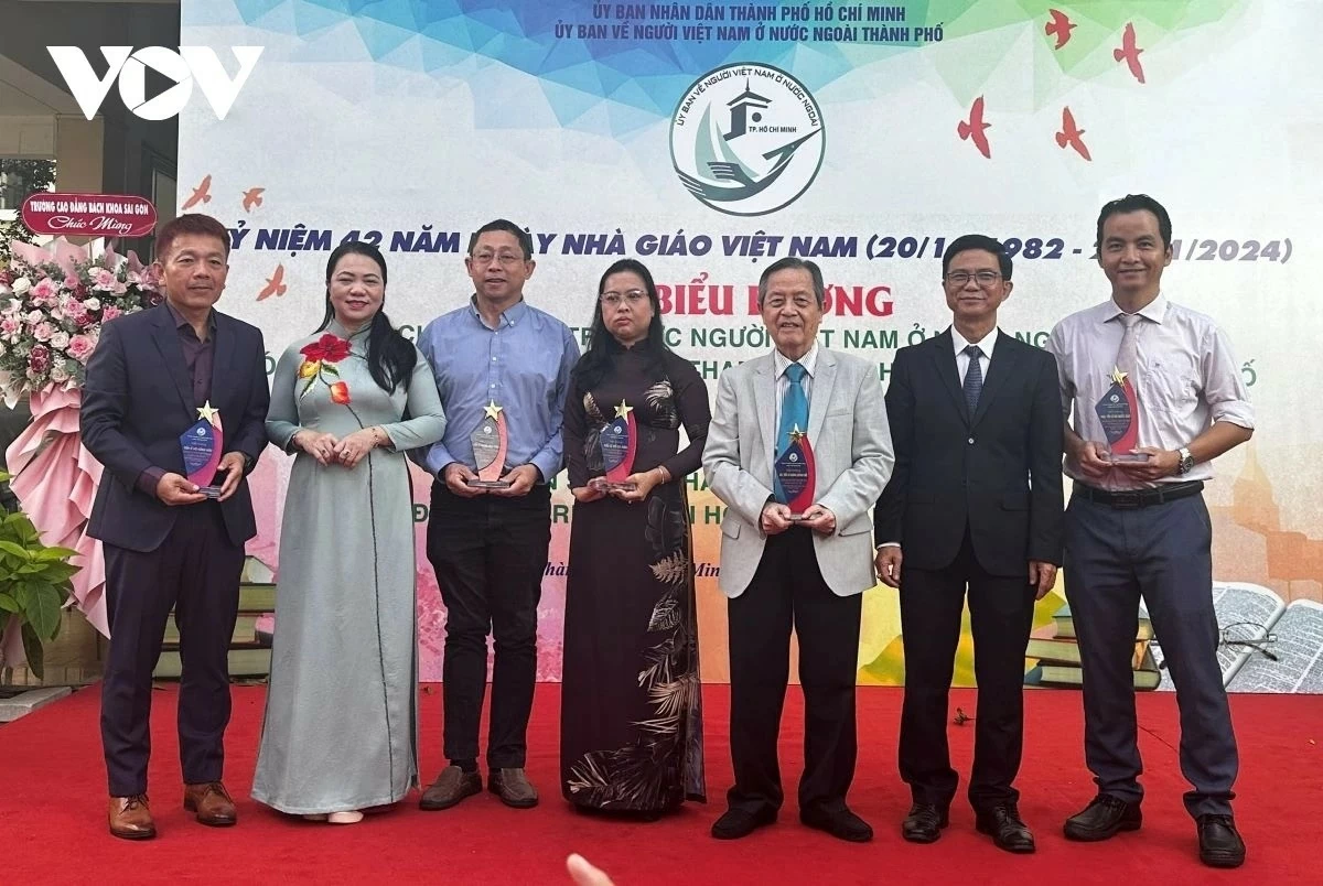 Khích lệ chuyên gia, kiều bào có nhiều đóng góp xây dựng quê hương Khích lệ chuyên gia, kiều bào có nhiều đóng góp xây dựng quê hương