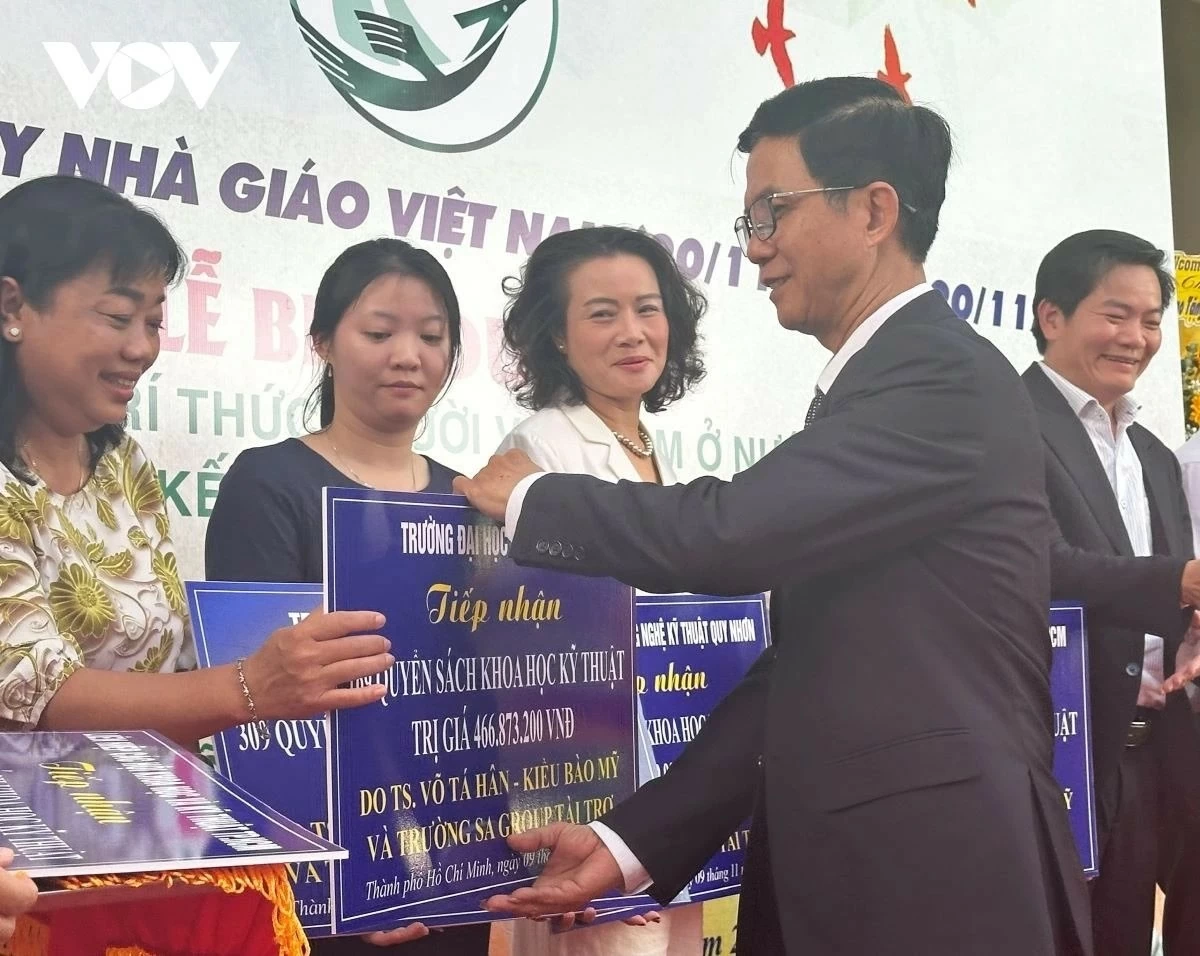 Ông Lê Văn Thu, Phó Chủ nhiệm Ủy ban về người Việt Nam ở nước ngoài TP.HCM trao biểu trưng tặng sách của TS Võ Tá Hân cho đại diện các trường. (Ảnh: Ngọc Xuân) Ông Lê Văn Thu, Phó Chủ nhiệm Ủy ban về người Việt Nam ở nước ngoài TP.HCM trao biểu trưng tặng sách của TS Võ Tá Hân cho đại diện các trường. (Ảnh: Ngọc Xuân)