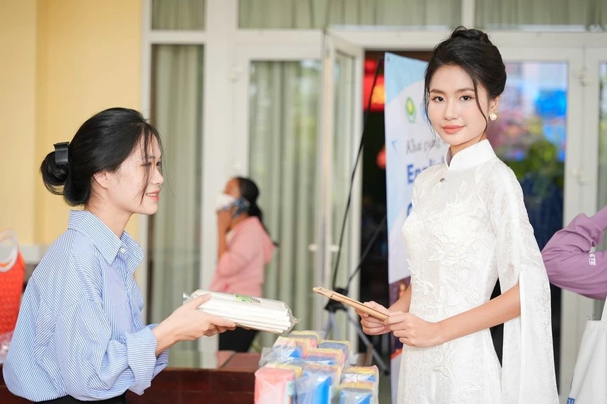 Hoa hậu Nguyễn Thanh Hà lan tỏa thông điệp tích cực, kêu gọi chủ doanh nghiệp phát triển kinh tế xanh Hoa hậu Nguyễn Thanh Hà lan tỏa thông điệp tích cực, kêu gọi chủ doanh nghiệp phát triển kinh tế xanh