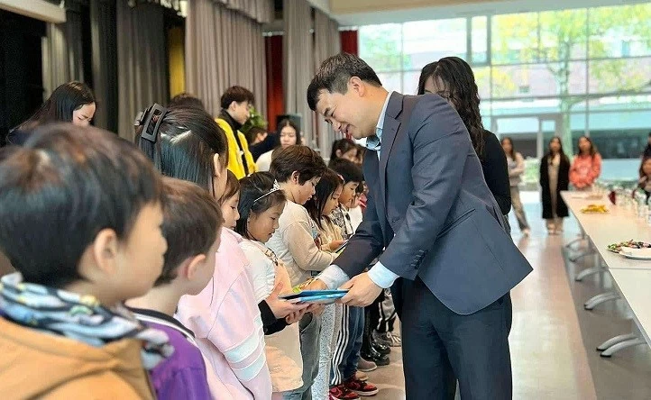 Khai giảng Lớp tiếng Việt dành cho học sinh người Việt, gốc Việt tại Frankfurt Khai giảng Lớp tiếng Việt dành cho học sinh người Việt, gốc Việt tại Frankfurt