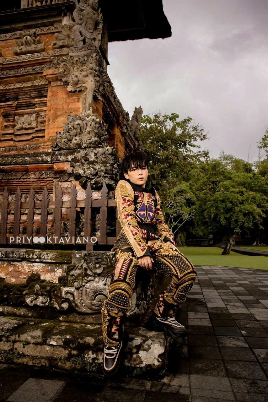 Trịnh Gia Huy trong trang phục của NTK nổi tiếng Indonesia Priyo Oktaviano. Trịnh Gia Huy trong trang phục của NTK nổi tiếng Indonesia Priyo Oktaviano.