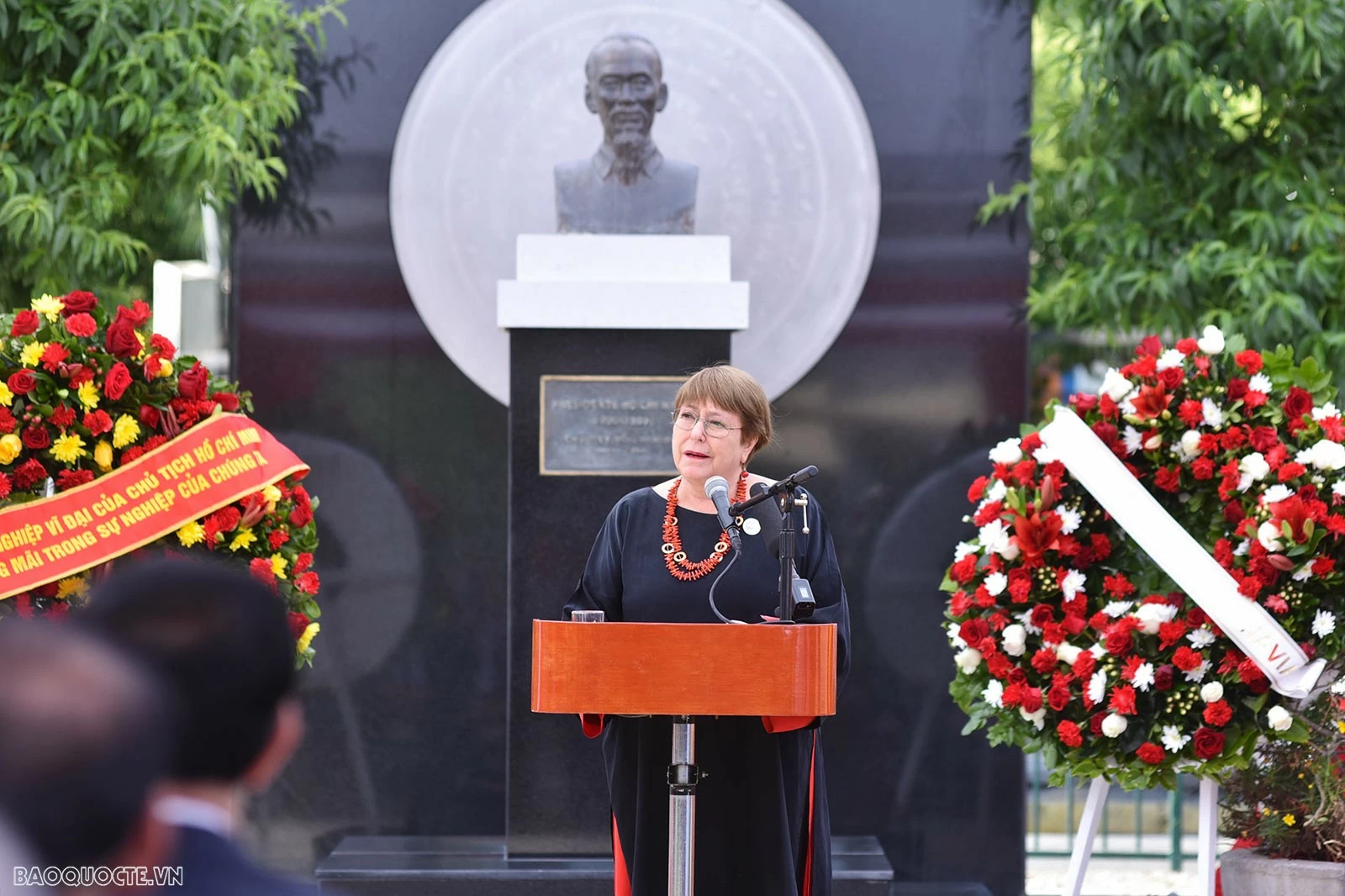 Chủ tịch nước Lương Cường dâng hương, đặt vòng hoa tưởng niệm tại Tượng đài Chủ tịch Hồ Chí Minh ở thủ đô Santiago, Chile Chủ tịch nước Lương Cường dâng hương, đặt vòng hoa tưởng niệm tại Tượng đài Chủ tịch Hồ Chí Minh ở thủ đô Santiago, Chile