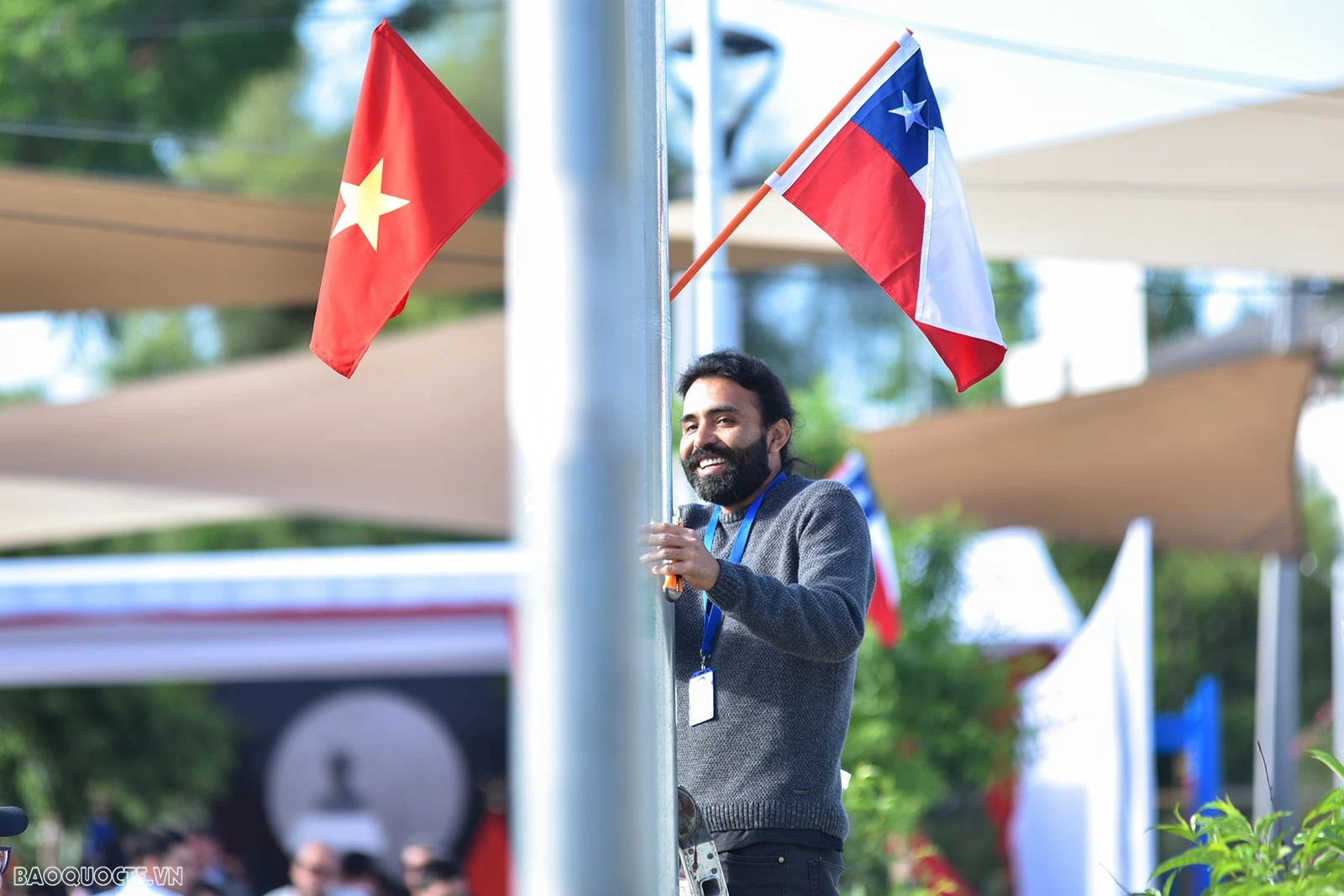 Chủ tịch nước Lương Cường dâng hương, đặt vòng hoa tưởng niệm tại Tượng đài Chủ tịch Hồ Chí Minh ở thủ đô Santiago, Chile Chủ tịch nước Lương Cường dâng hương, đặt vòng hoa tưởng niệm tại Tượng đài Chủ tịch Hồ Chí Minh ở thủ đô Santiago, Chile