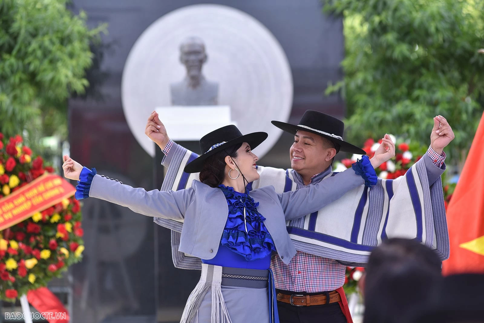 Chủ tịch nước Lương Cường dâng hương, đặt vòng hoa tưởng niệm tại Tượng đài Chủ tịch Hồ Chí Minh ở thủ đô Santiago, Chile Chủ tịch nước Lương Cường dâng hương, đặt vòng hoa tưởng niệm tại Tượng đài Chủ tịch Hồ Chí Minh ở thủ đô Santiago, Chile