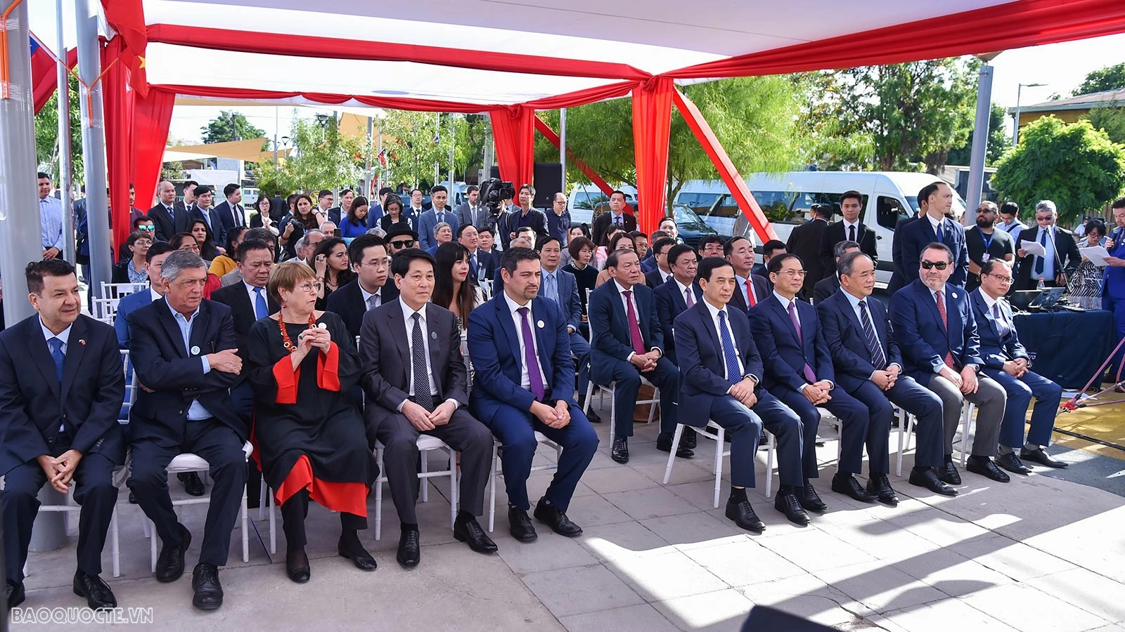 Chủ tịch nước Lương Cường dâng hương tại Tượng đài Chủ tịch Hồ Chí Minh ở thủ đô Santiago, Chile Chủ tịch nước Lương Cường dâng hương tại Tượng đài Chủ tịch Hồ Chí Minh ở thủ đô Santiago, Chile