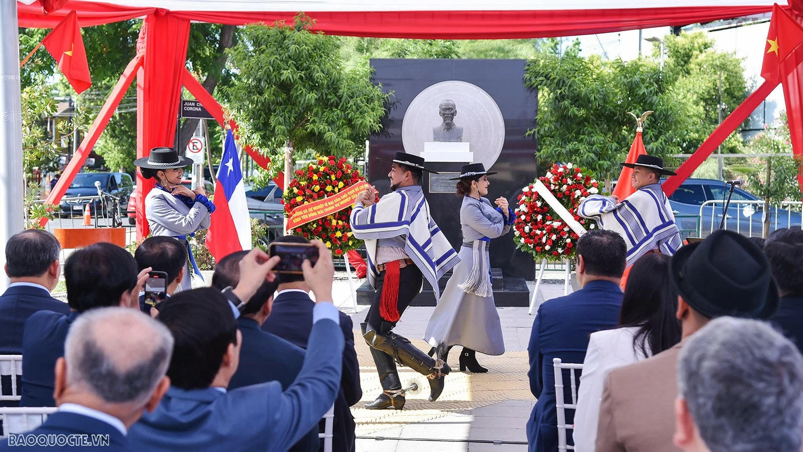 Chủ tịch nước Lương Cường dâng hương tại Tượng đài Chủ tịch Hồ Chí Minh ở thủ đô Santiago, Chile Chủ tịch nước Lương Cường dâng hương tại Tượng đài Chủ tịch Hồ Chí Minh ở thủ đô Santiago, Chile