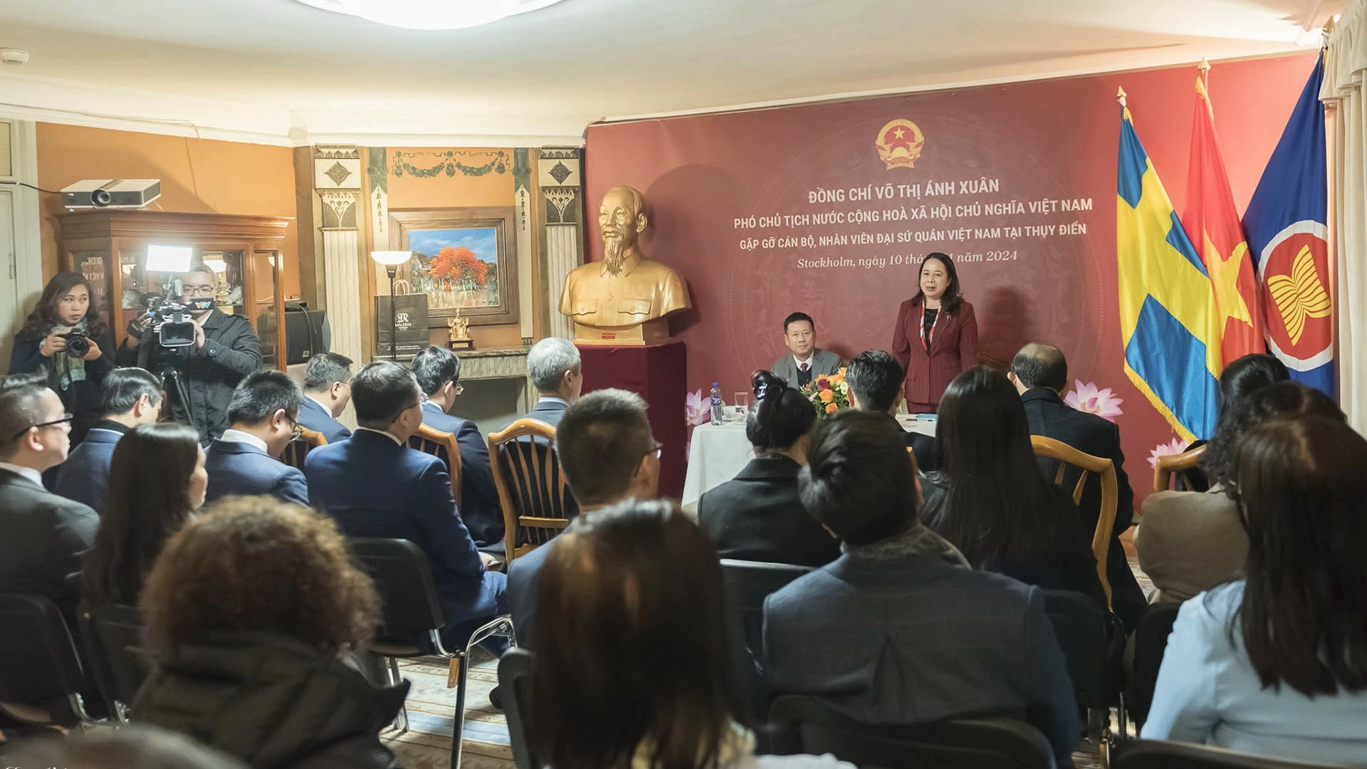 Phó Chủ tịch nước Võ Thị Ánh Xuân đến thăm và nói chuyện với cán bộ, nhân viên Đại sứ quán Việt Nam tại Thụy Điển. Phó Chủ tịch nước Võ Thị Ánh Xuân đến thăm và nói chuyện với cán bộ, nhân viên Đại sứ quán Việt Nam tại Thụy Điển.