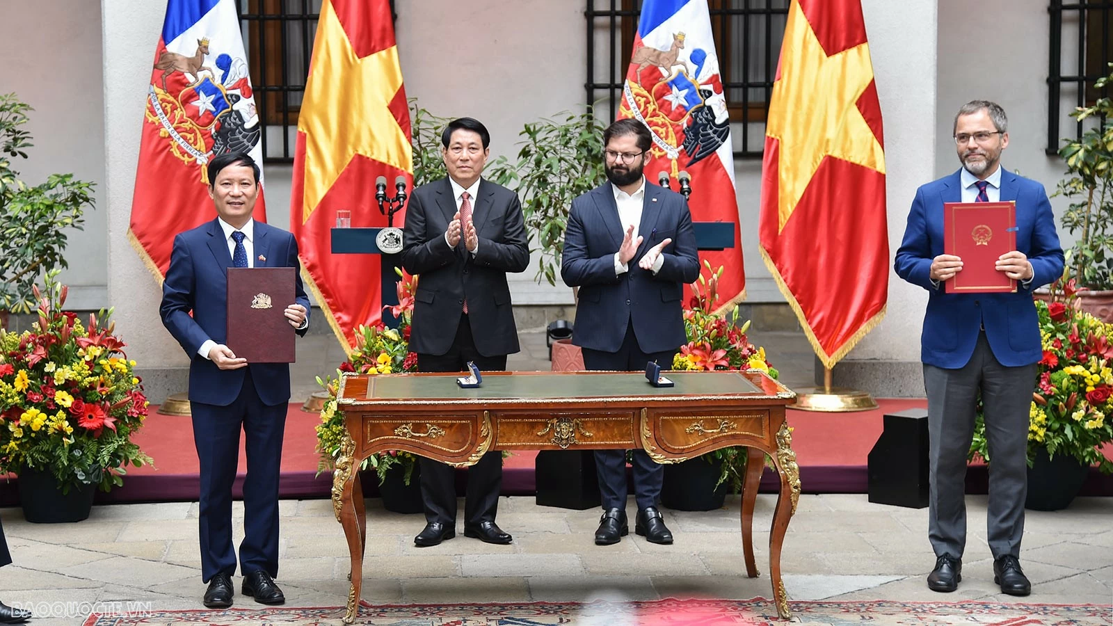 Chủ tịch nước Lương Cường và Tổng thống Gabriel Boric chứng kiến lễ ký Biên bản ghi nhớ hợp tác giữa Liên đoàn Thương mại và Công nghiệp Việt Nam và Cơ quan xúc tiến thương mại Chile. Chủ tịch nước Lương Cường và Tổng thống Gabriel Boric chứng kiến lễ ký Biên bản ghi nhớ hợp tác giữa Liên đoàn Thương mại và Công nghiệp Việt Nam và Cơ quan xúc tiến thương mại Chile.