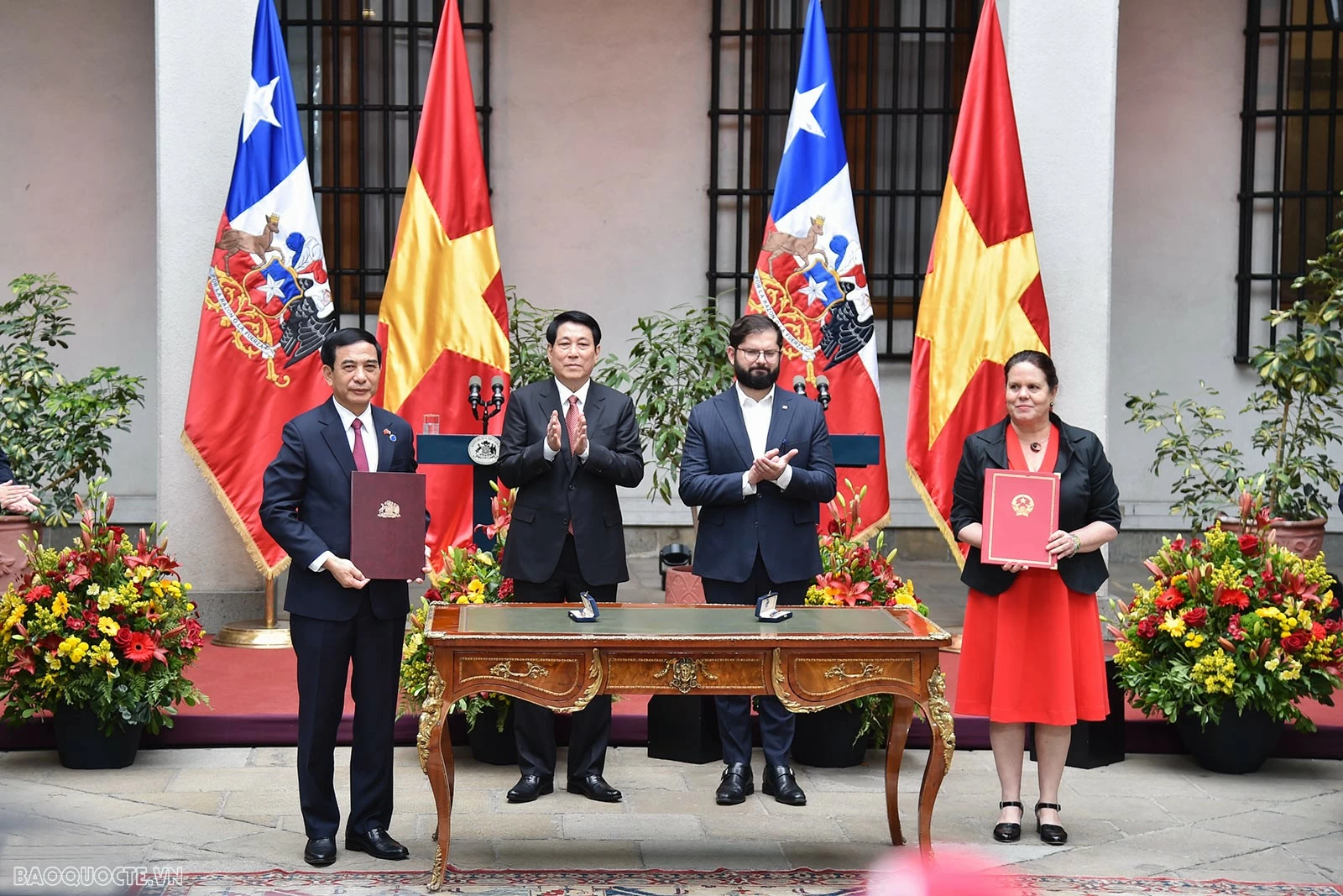 Chủ tịch nước Lương Cường và Tổng thống Gabriel Boric chứng kiến lễ ký Bản ghi nhớ hợp tác về quốc phòng giữa hai Bộ Quốc phòng. Chủ tịch nước Lương Cường và Tổng thống Gabriel Boric chứng kiến lễ ký Bản ghi nhớ hợp tác về quốc phòng giữa hai Bộ Quốc phòng.