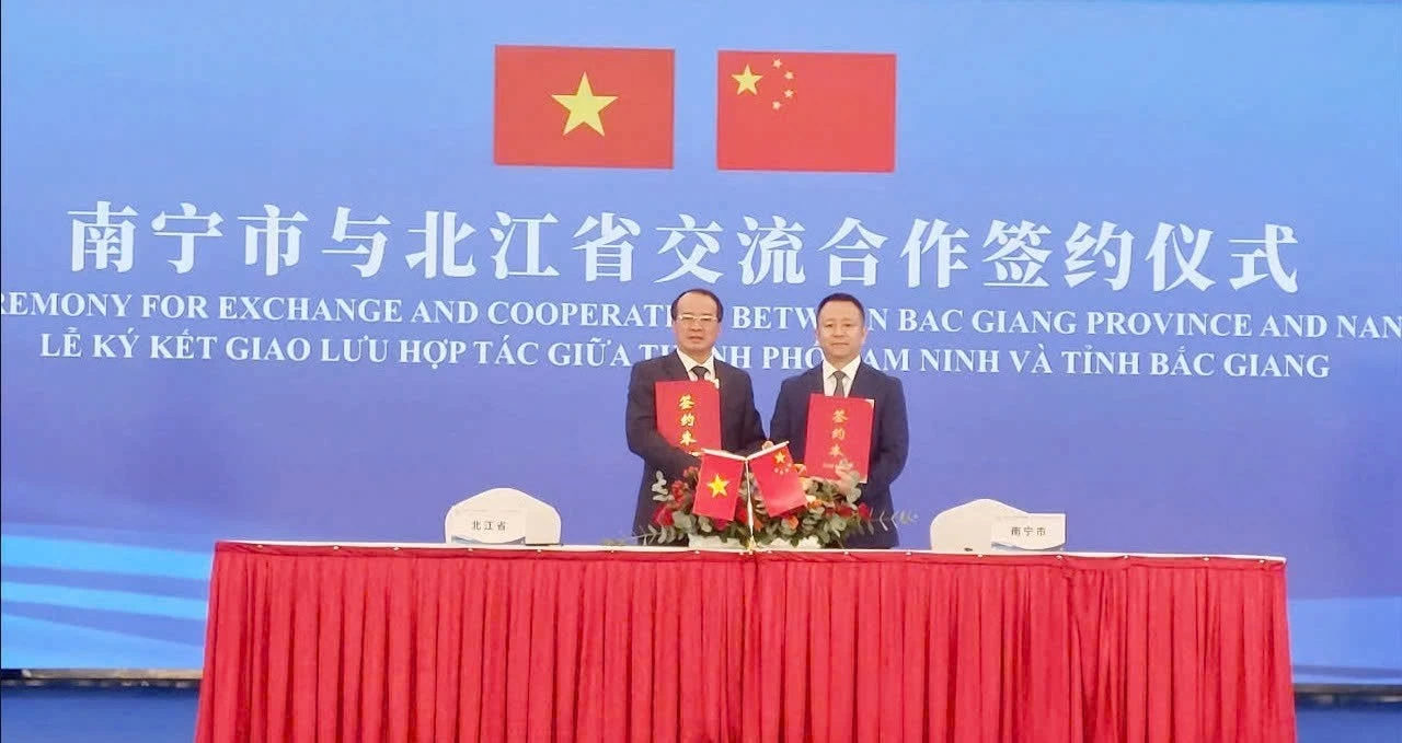 Đại diện tỉnh Bắc Giang ký kết giao lưu hợp tác với thành phố Nam Ninh (Trung Quốc). Đại diện tỉnh Bắc Giang ký kết giao lưu hợp tác với thành phố Nam Ninh (Trung Quốc).