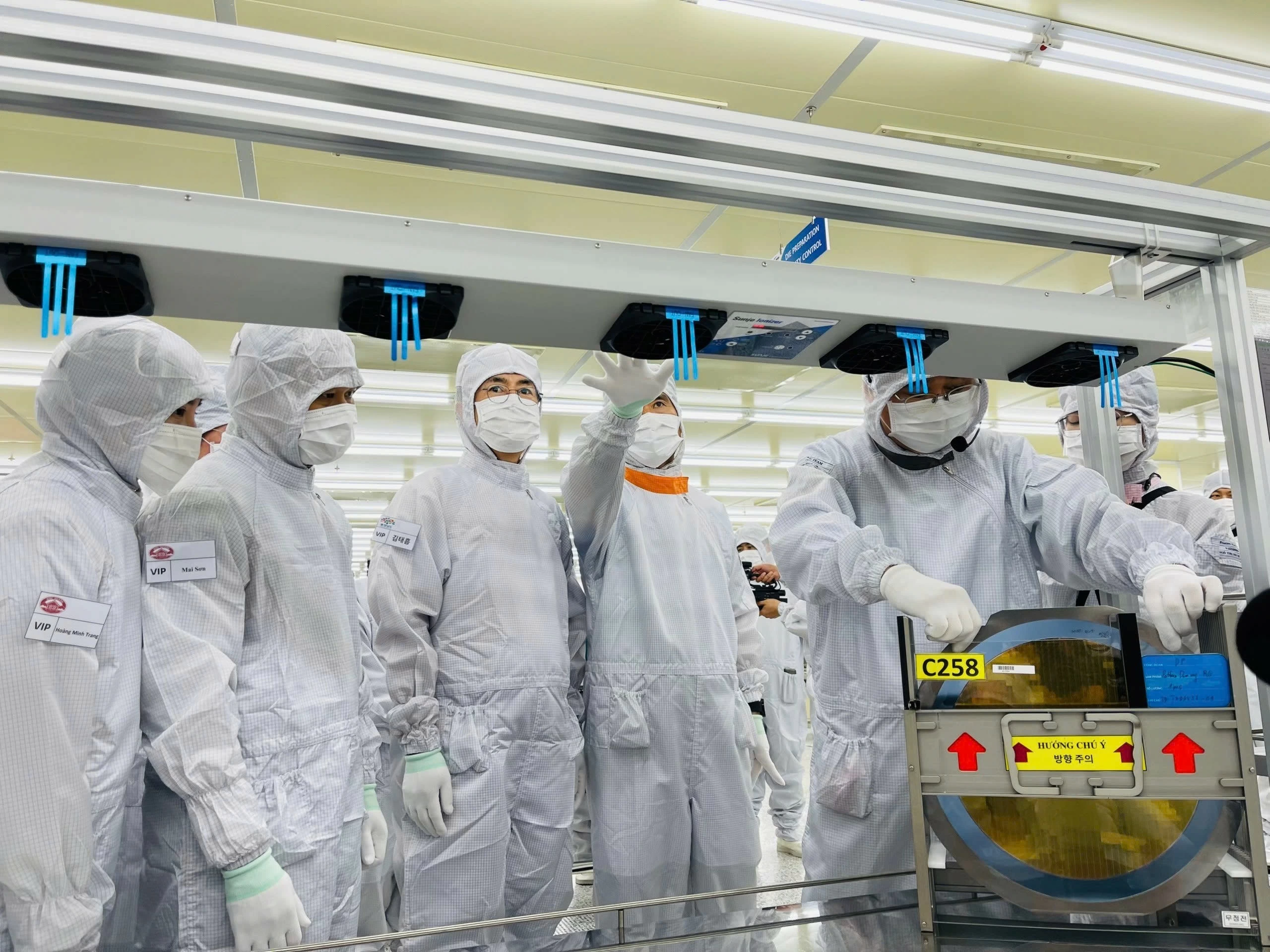 dây chuyền sản xuất của Công ty JA Slolar. dây chuyền sản xuất của Công ty JA Slolar.