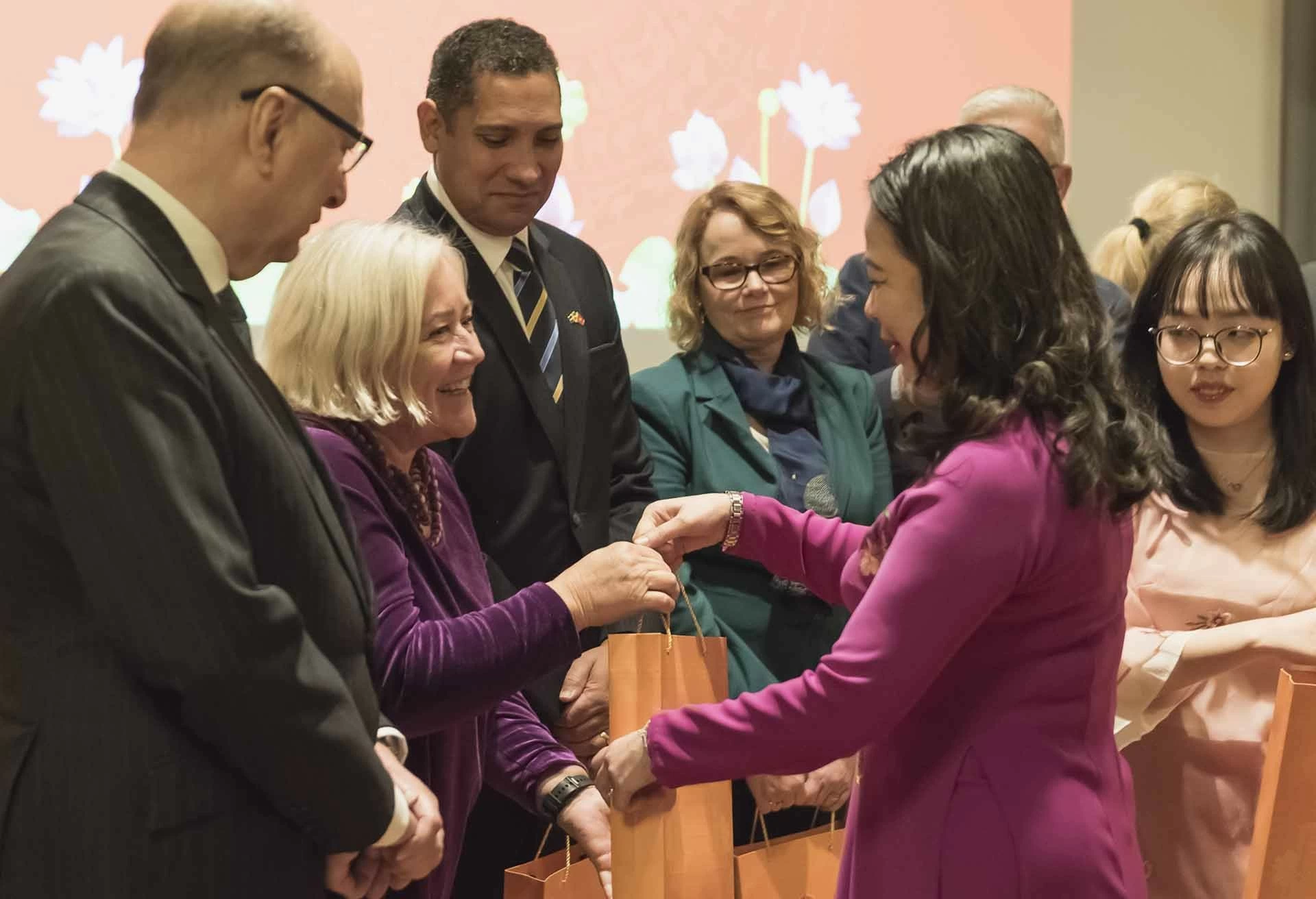 Phó Chủ tịch nước Võ Thị Ánh Xuân gặp mặt thân mật các cựu chuyên gia Thụy Điển Phó Chủ tịch nước Võ Thị Ánh Xuân gặp mặt thân mật các cựu chuyên gia Thụy Điển