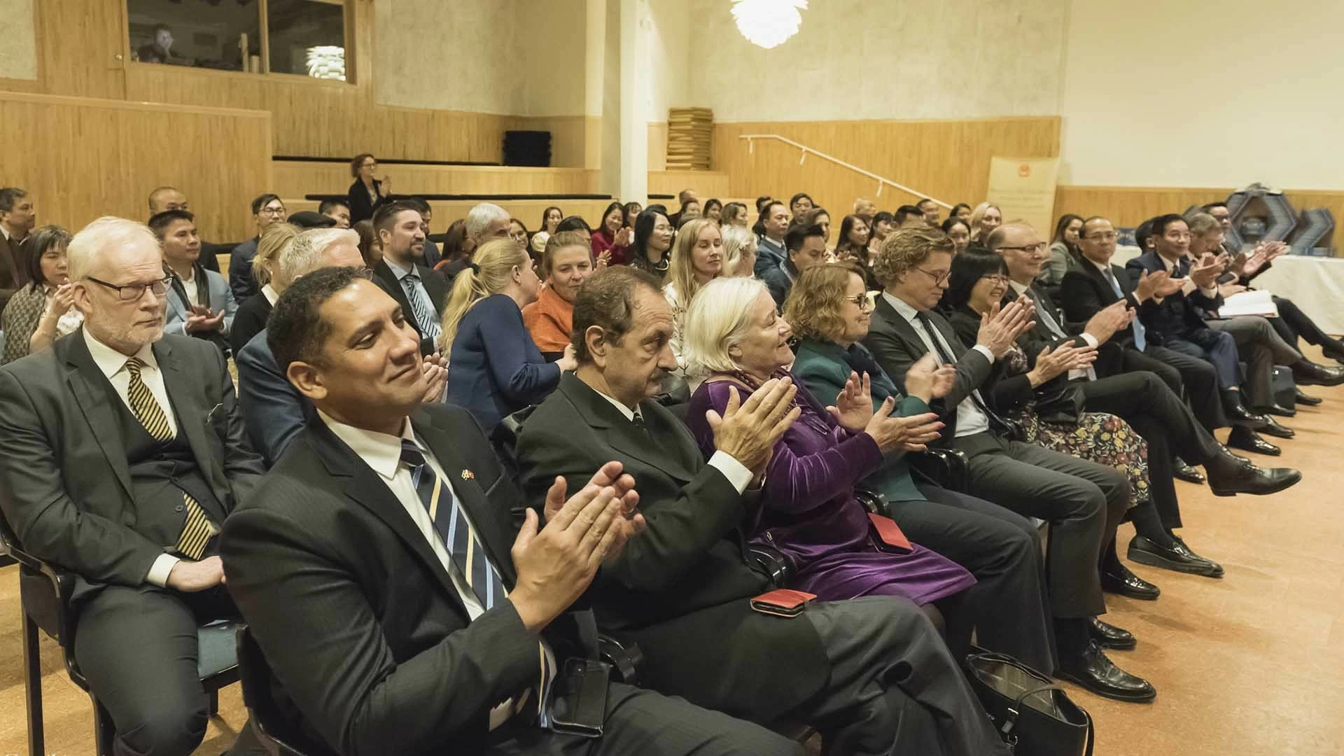 Phó Chủ tịch nước Võ Thị Ánh Xuân gặp mặt thân mật các cựu chuyên gia Thụy Điển Phó Chủ tịch nước Võ Thị Ánh Xuân gặp mặt thân mật các cựu chuyên gia Thụy Điển