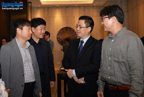 Phó Bí thư Tỉnh ủy, Chủ tịch UBND tỉnh Nguyễn Hoàng Giang trao đổi với các nhà đầu tư bên lề Hội nghị Quảng Ngãi gặp gỡ, tiếp xúc doanh nghiệp ở TP. Hồ Chí Minh. Phó Bí thư Tỉnh ủy, Chủ tịch UBND tỉnh Nguyễn Hoàng Giang trao đổi với các nhà đầu tư bên lề Hội nghị Quảng Ngãi gặp gỡ, tiếp xúc doanh nghiệp ở TP. Hồ Chí Minh.