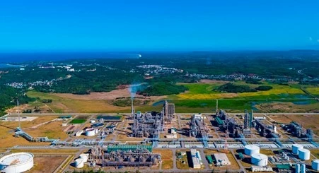 Toàn cảnh Nhà máy Lọc dầu Dung Quất. (Ảnh: Hạ Vi) Toàn cảnh Nhà máy Lọc dầu Dung Quất. (Ảnh: Hạ Vi)