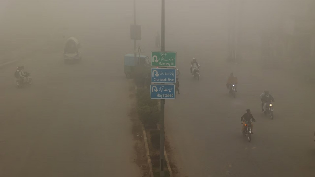 Người dân Pakistan chật vật trong khung cảnh mịt mờ khói bụi do ô nhiễm không khí