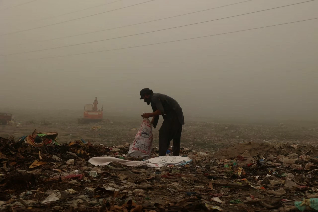 Người dân Pakistan chật vật dưới khói mù do ô nhiễm không khí Người dân Pakistan chật vật dưới khói mù do ô nhiễm không khí