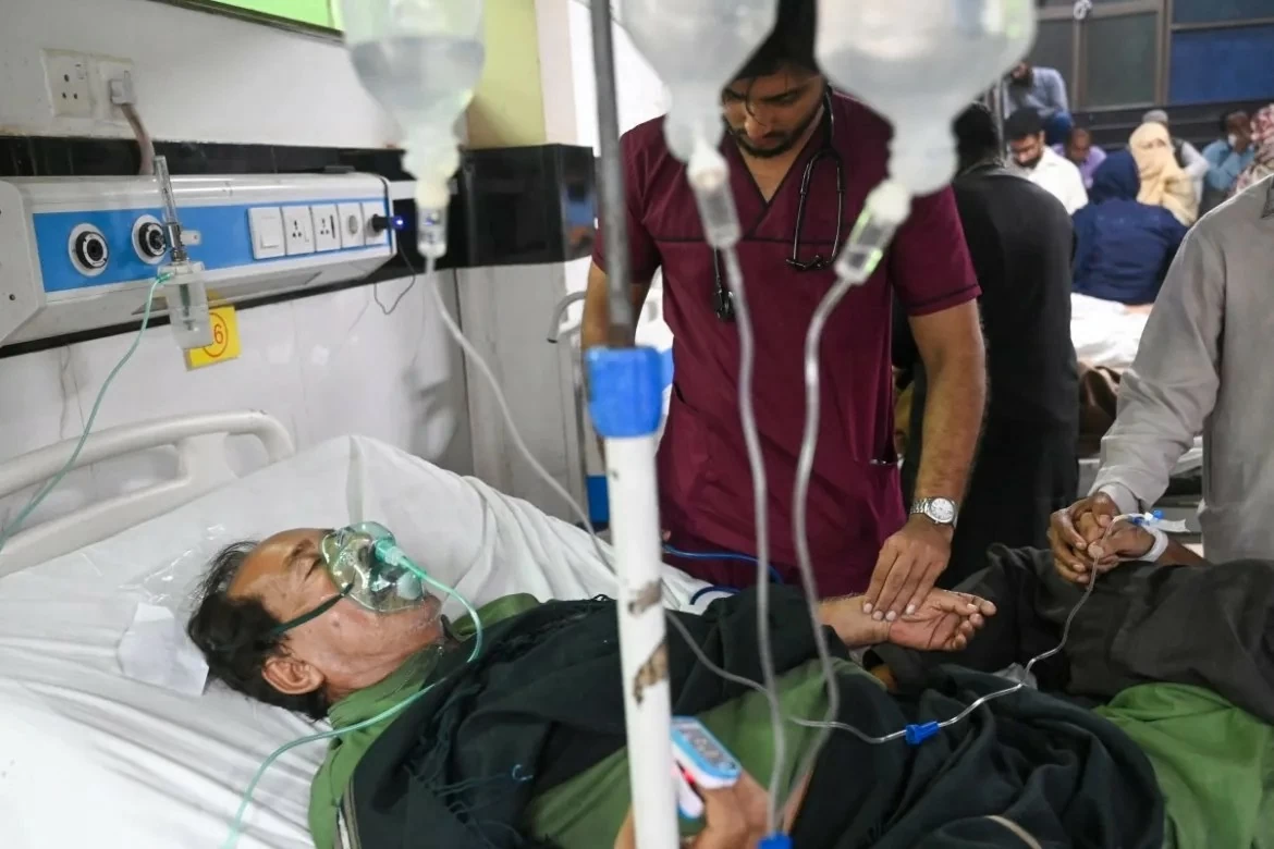 Người dân Pakistan chật vật dưới khói mù do ô nhiễm không khí Người dân Pakistan chật vật dưới khói mù do ô nhiễm không khí