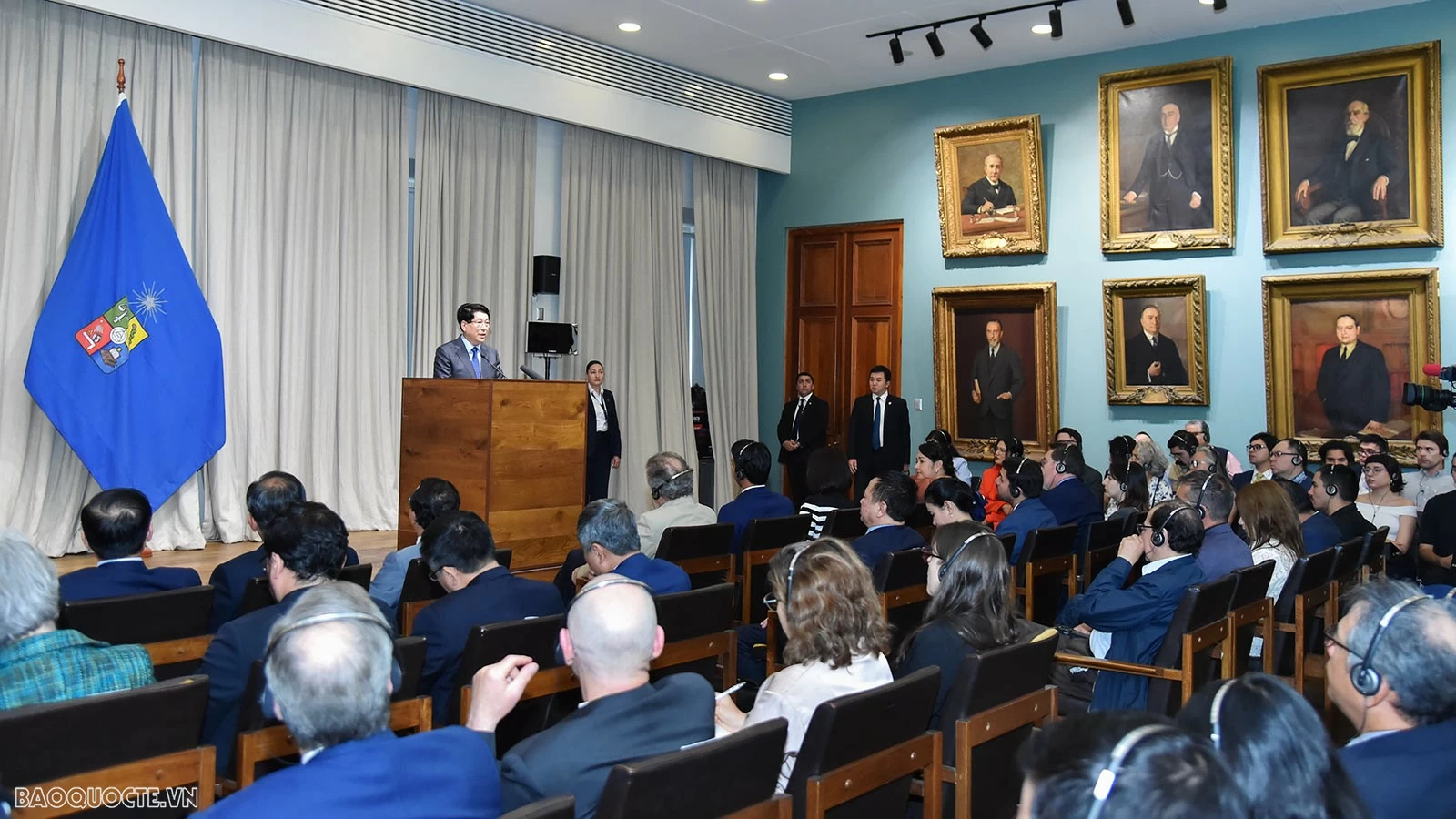 Chủ tịch nước Lương Cường trao đổi với các giảng viên, sinh viên Đại học Chile Chủ tịch nước Lương Cường trao đổi với các giảng viên, sinh viên Đại học Chile