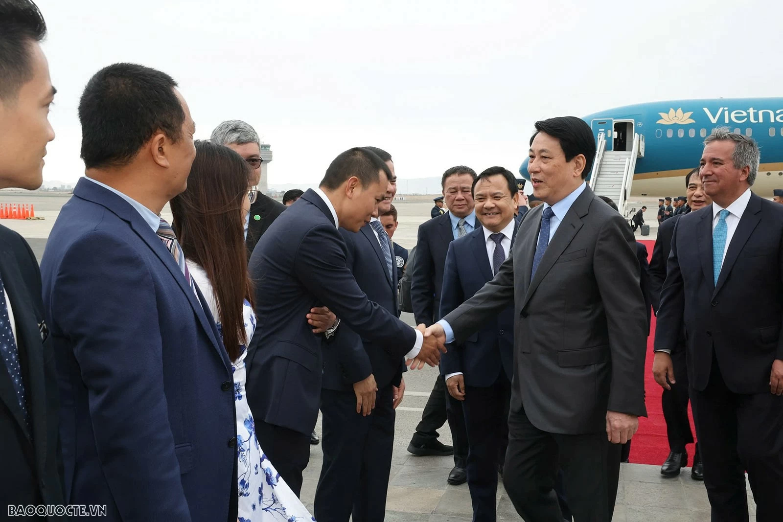 Toàn cảnh Chủ tịch nước Lương Cường đến thủ đô Lima, bắt đầu thăm chính thức Cộng hòa Peru và tham dự APEC 2024 Toàn cảnh Chủ tịch nước Lương Cường đến thủ đô Lima, bắt đầu thăm chính thức Cộng hòa Peru và tham dự APEC 2024