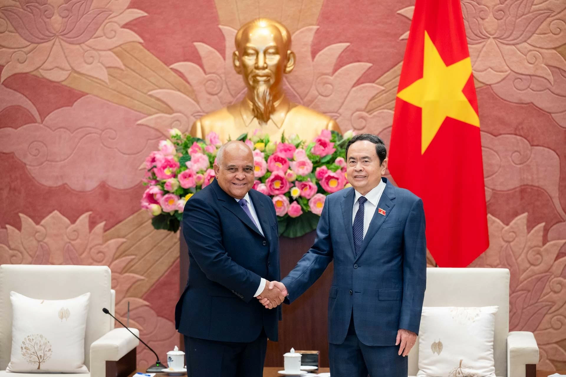 Chủ tịch Quốc hội Trần Thanh Mẫn tiếp Đại sứ Cuba tại Việt Nam Chủ tịch Quốc hội Trần Thanh Mẫn tiếp Đại sứ Cuba tại Việt Nam