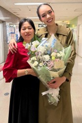 Miss International 2024 Thanh Thủy chụp ảnh cùng mẹ sau đăng quang