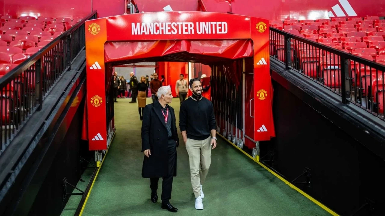 HLV Ruben Amorim tươi rói trong ngày viếng thăm sân Old Trafford HLV Ruben Amorim tươi rói trong ngày viếng thăm sân Old Trafford