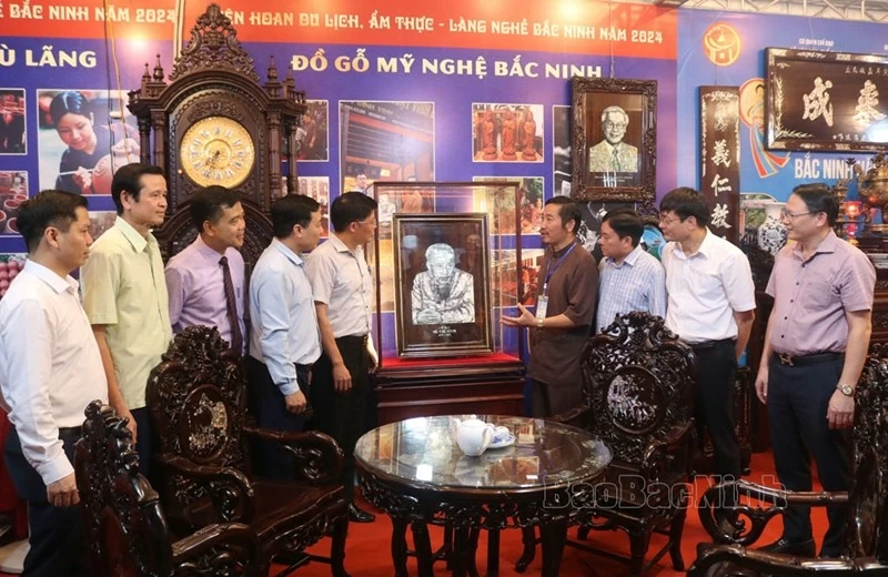 100 gian hàng với các sản phẩm, mẫu mã, chủng loại đa dạng giúp du khách có nhiều lựa chọn. (Ảnh: Báo Bắc Ninh) 100 gian hàng với các sản phẩm, mẫu mã, chủng loại đa dạng giúp du khách có nhiều lựa chọn. (Ảnh: Báo Bắc Ninh)