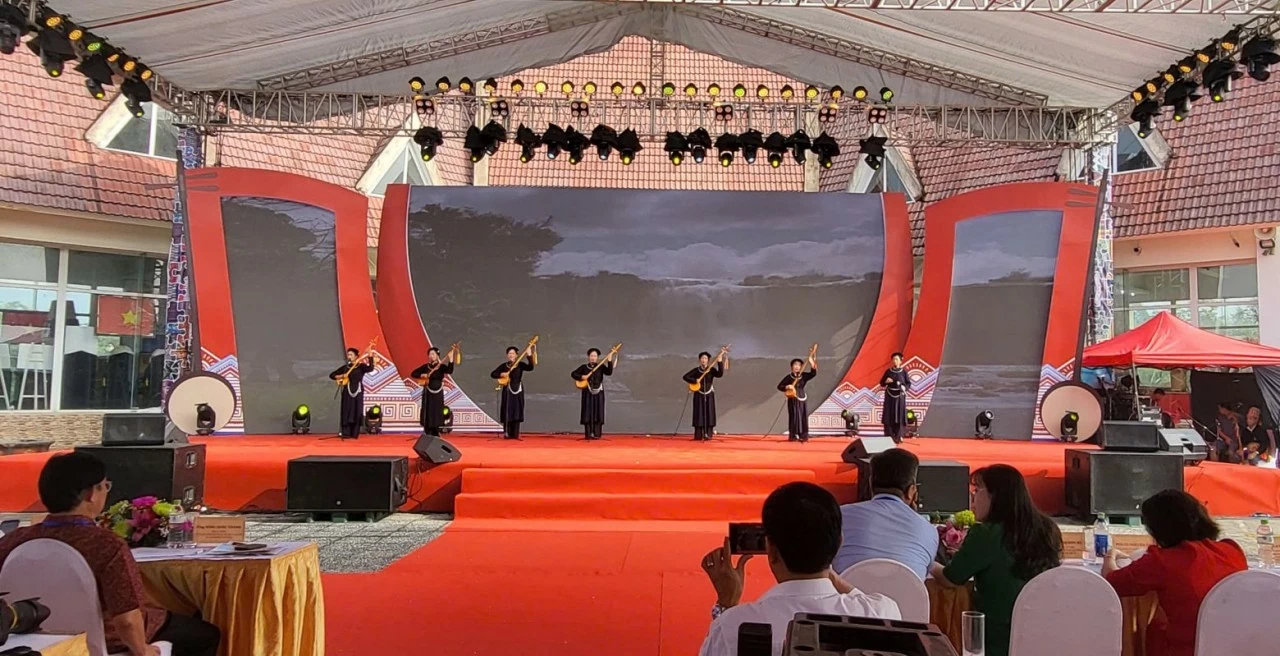 Độc đáo, ấm áp và da diết Liên hoan nghệ thuật hát Then, đàn Tính các dân tộc Tày, Nùng, Thái Độc đáo, ấm áp và da diết Liên hoan nghệ thuật hát Then, đàn Tính các dân tộc Tày, Nùng, Thái