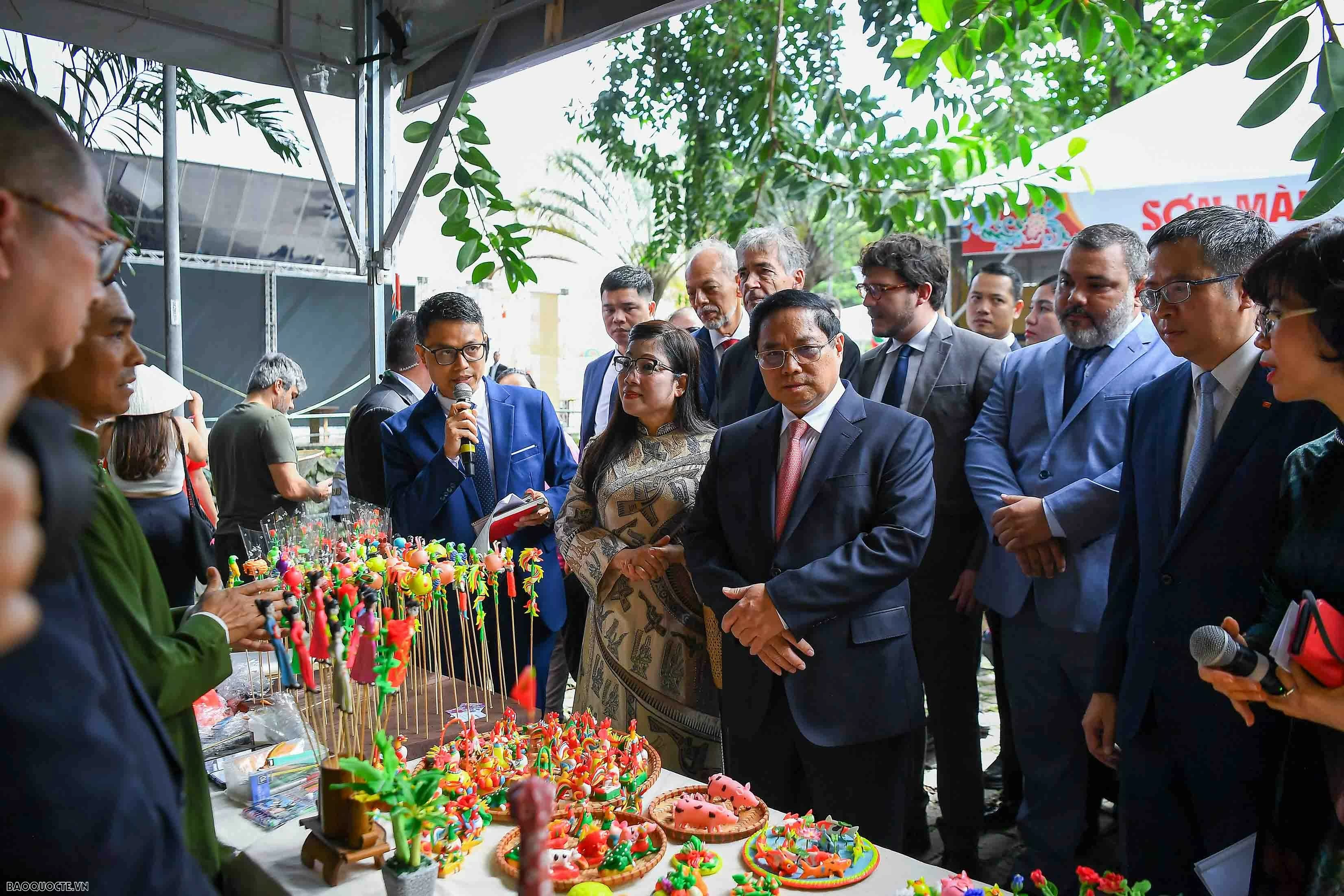 Hội tụ tinh hoa ngàn năm văn hoá - Vươn mình trong kỷ nguyên giàu mạnh, thịnh vượng Hội tụ tinh hoa ngàn năm văn hoá - Vươn mình trong kỷ nguyên giàu mạnh, thịnh vượng