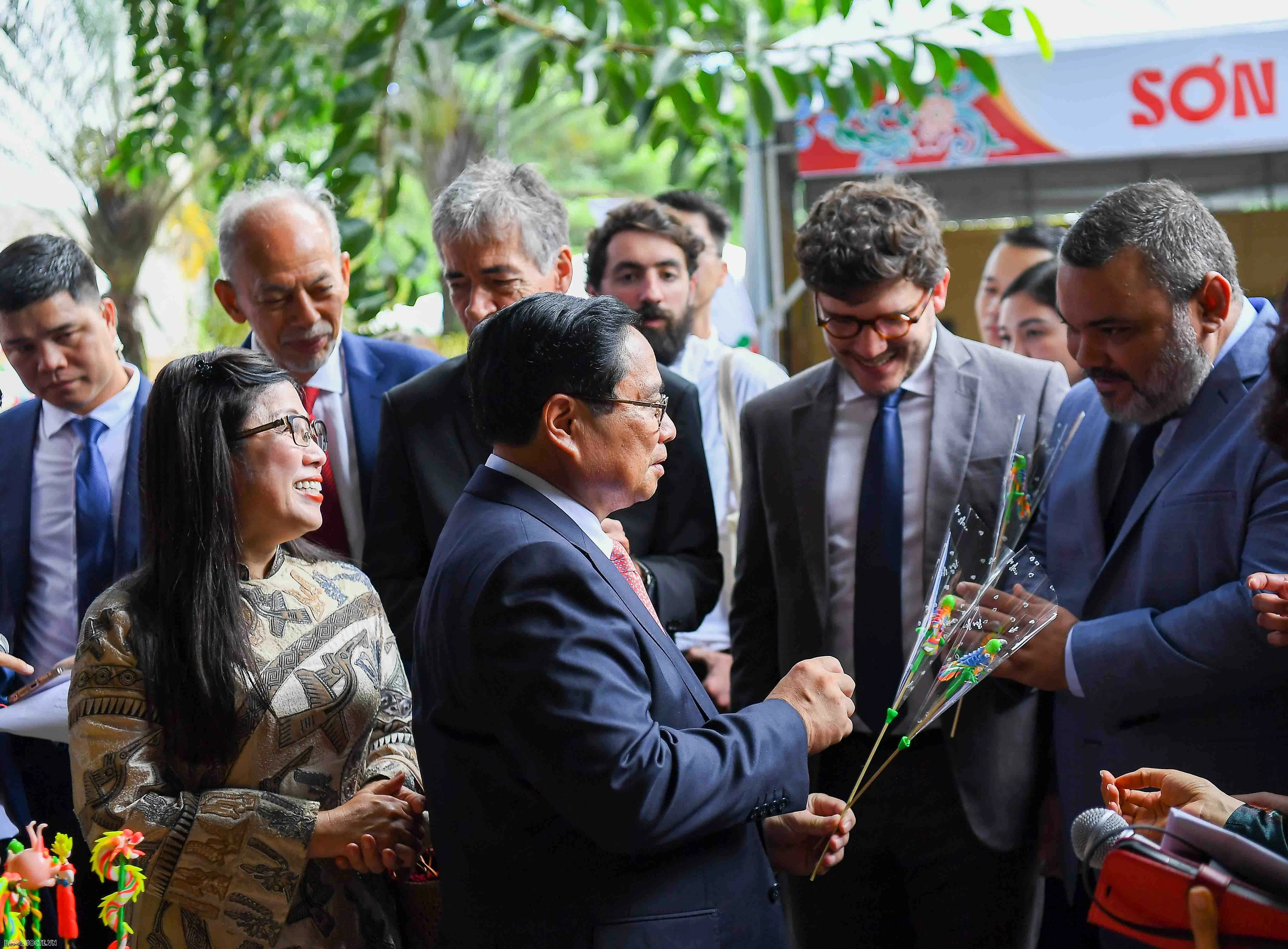 Thủ tướng Phạm Minh Chính tặng tòhe, rối nước cho bạn bè Brazil Thủ tướng Phạm Minh Chính tặng tòhe, rối nước cho bạn bè Brazil