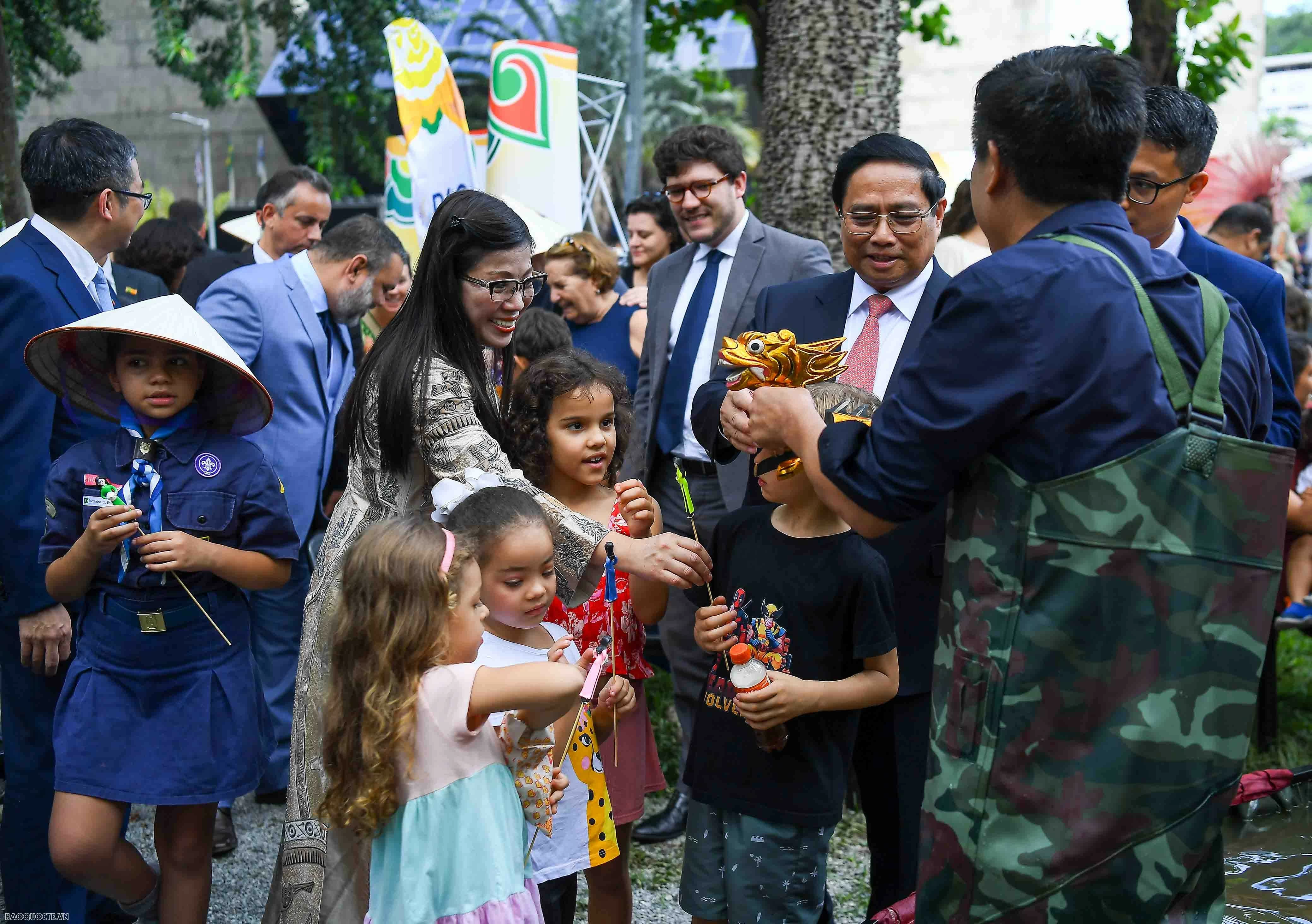 Thủ tướng Phạm Minh Chính tặng tòhe, rối nước cho bạn bè Brazil Thủ tướng Phạm Minh Chính tặng tòhe, rối nước cho bạn bè Brazil