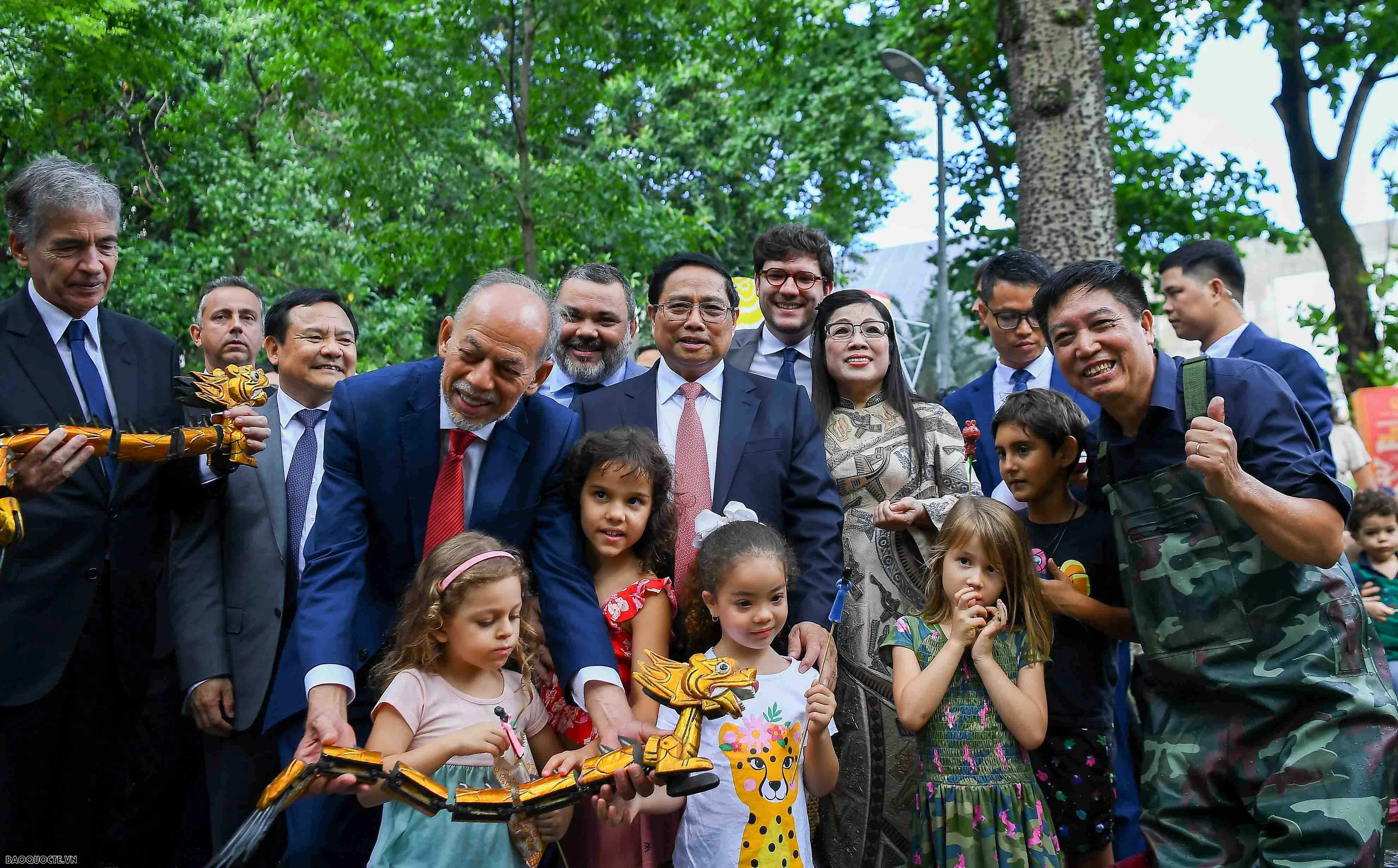 Thủ tướng Phạm Minh Chính tặng tòhe, rối nước cho bạn bè Brazil Thủ tướng Phạm Minh Chính tặng tòhe, rối nước cho bạn bè Brazil