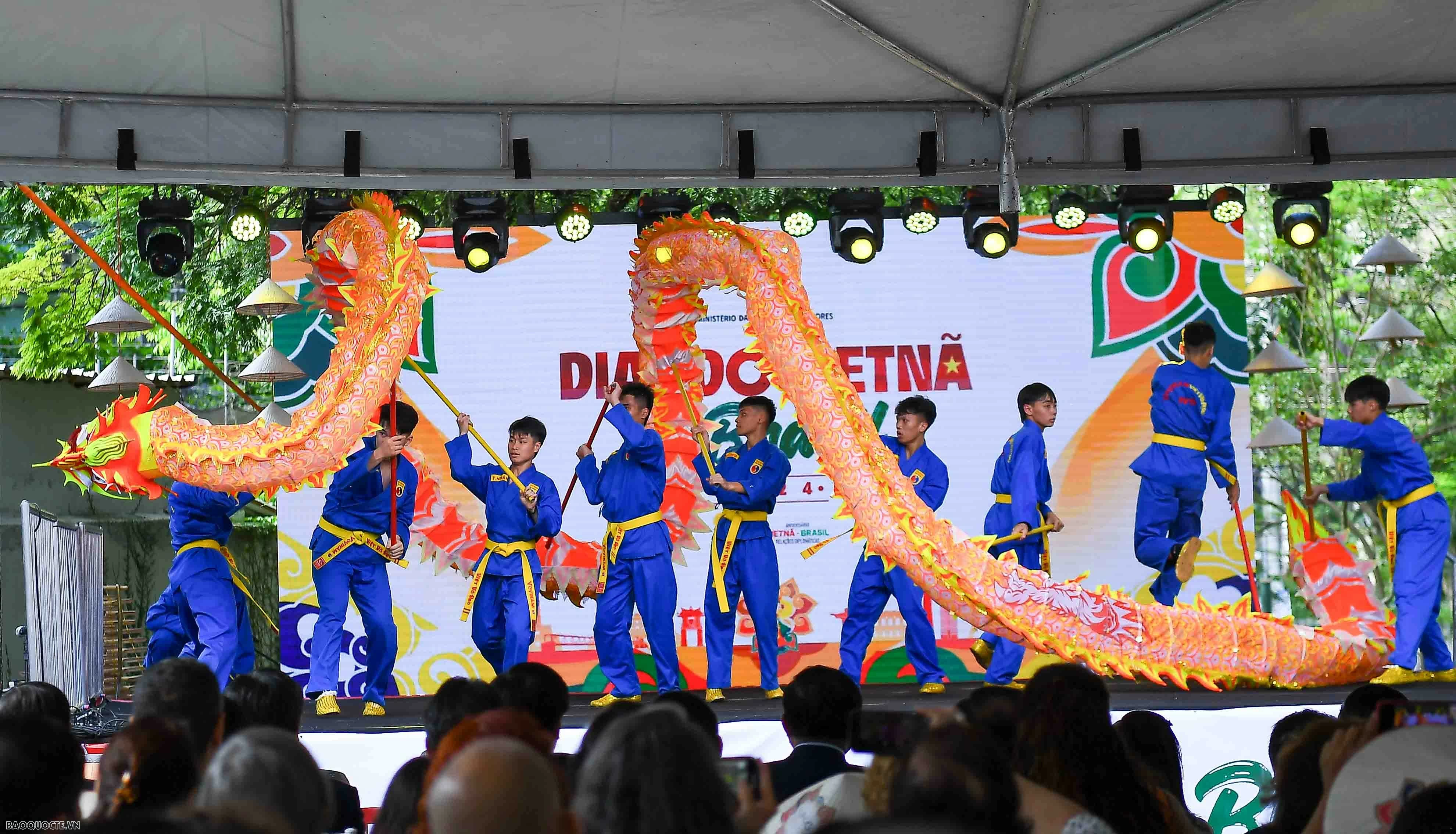 Thủ tướng Phạm Minh Chính tặng tòhe, rối nước cho bạn bè Brazil Thủ tướng Phạm Minh Chính tặng tòhe, rối nước cho bạn bè Brazil