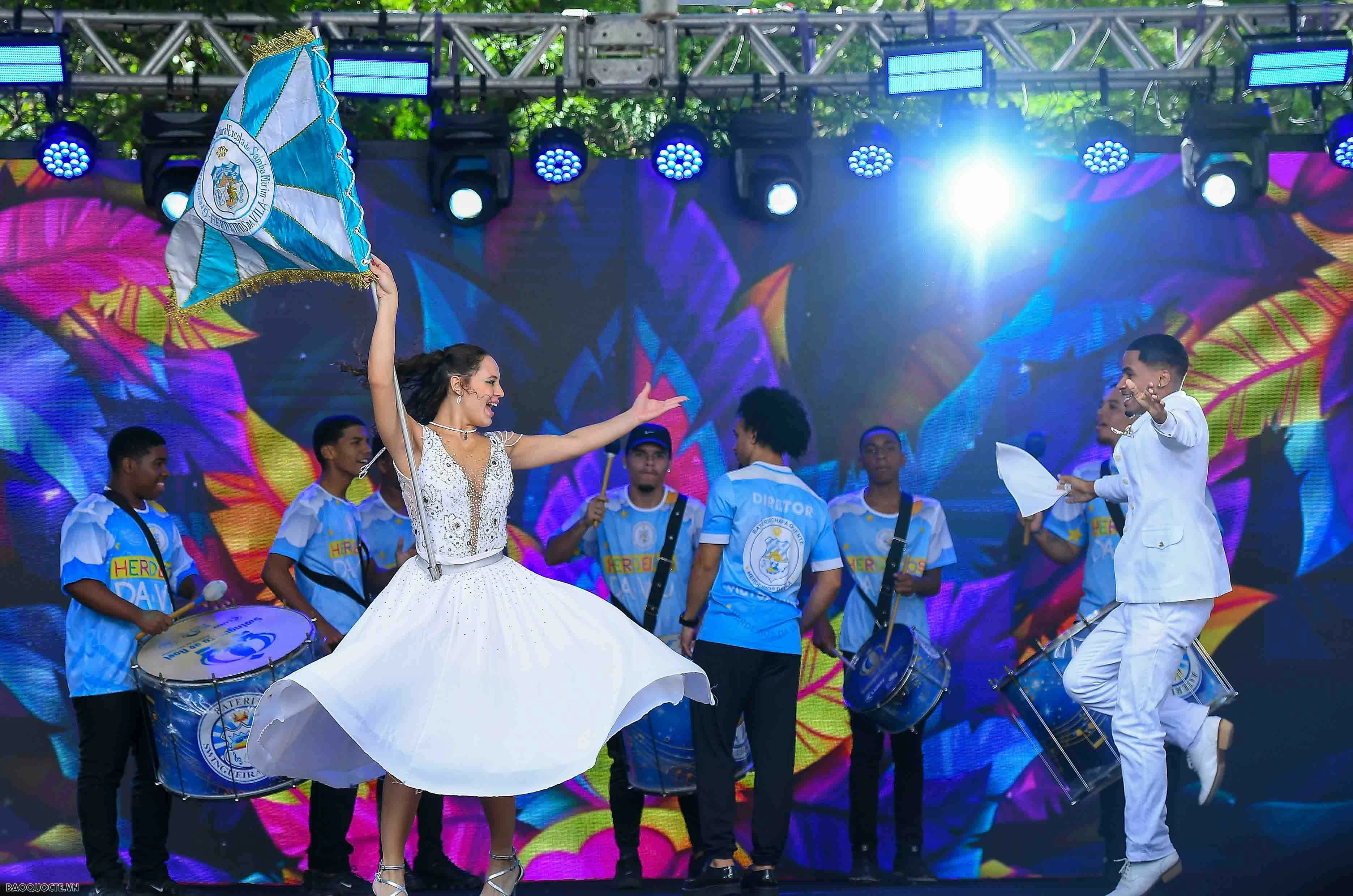 Thủ tướng Phạm Minh Chính tặng tòhe, rối nước cho bạn bè Brazil Thủ tướng Phạm Minh Chính tặng tòhe, rối nước cho bạn bè Brazil