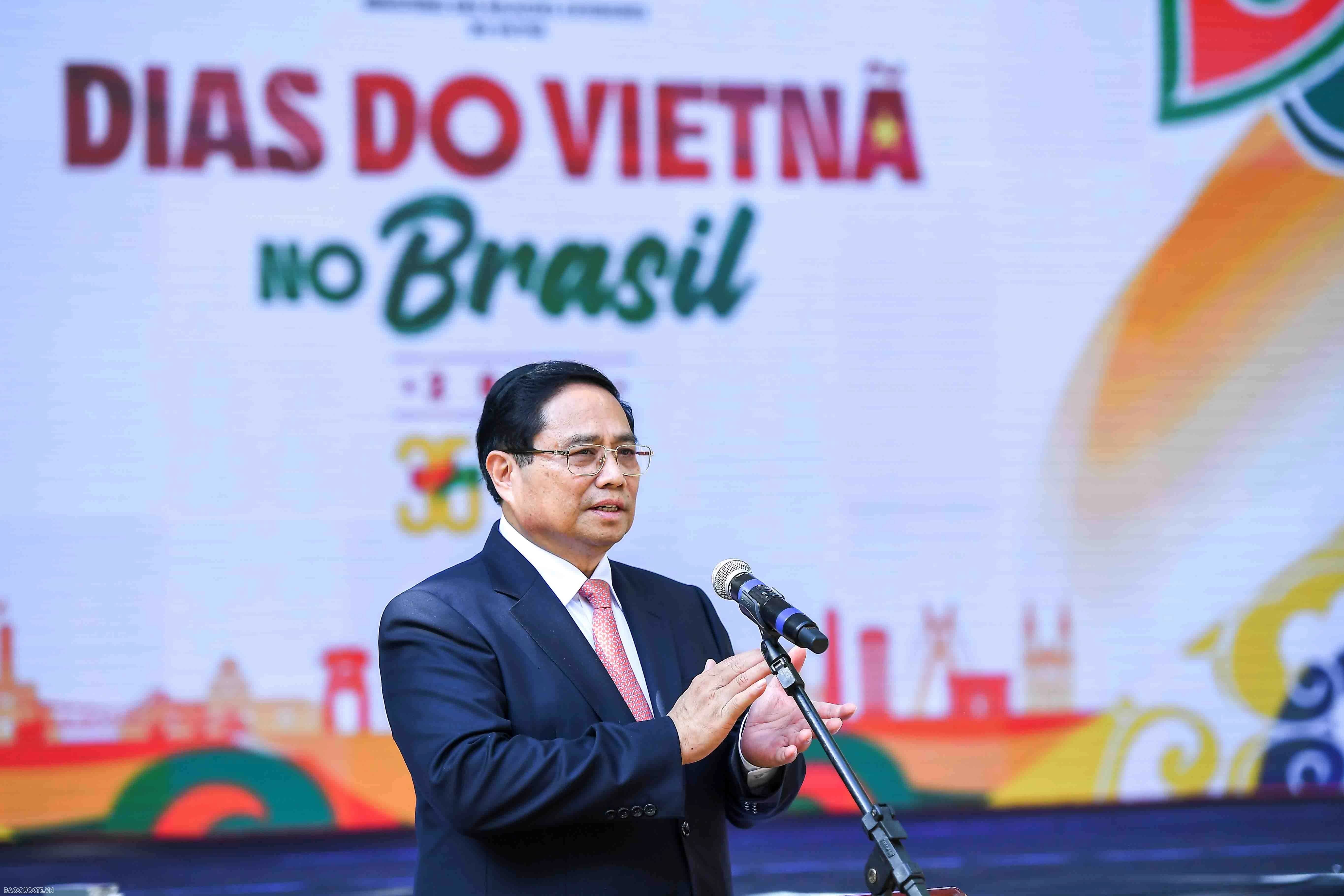 Thủ tướng Phạm Minh Chính tặng tòhe, rối nước cho bạn bè Brazil Thủ tướng Phạm Minh Chính tặng tòhe, rối nước cho bạn bè Brazil