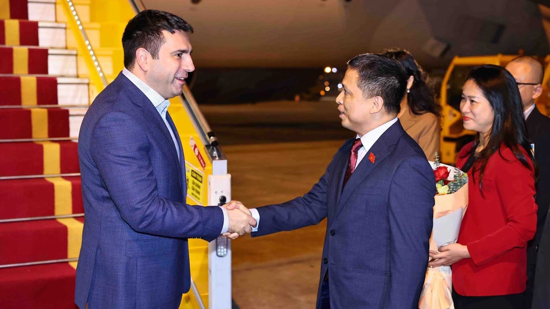 Chủ tịch Quốc hội Armenia đến Hà Nội, bắt đầu thăm chính thức Việt Nam