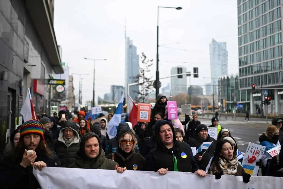 Những thành viên của cộng đồng người Nga ở nước ngoài hô vang khẩu hiệu khi diễu hành qua đường phố trong một cuộc biểu tình ủng hộ Ukraine, ngày 17/11. (Nguồn: AFP) Những thành viên của cộng đồng người Nga ở nước ngoài hô vang khẩu hiệu khi diễu hành qua đường phố trong một cuộc biểu tình ủng hộ Ukraine, ngày 17/11. (Nguồn: AFP)