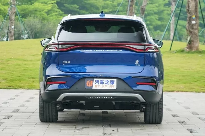 BYD Tang EV sở hữu chiều dài, chiều rộng và chiều cao lần lượt là 4.870mm, 1.950mm và 1.725mm. Chiều dài cơ sở đạt 2.820mm, nhỏ hơn một chút so với Ford Everest (2.900mm) BYD Tang EV sở hữu chiều dài, chiều rộng và chiều cao lần lượt là 4.870mm, 1.950mm và 1.725mm. Chiều dài cơ sở đạt 2.820mm, nhỏ hơn một chút so với Ford Everest (2.900mm)