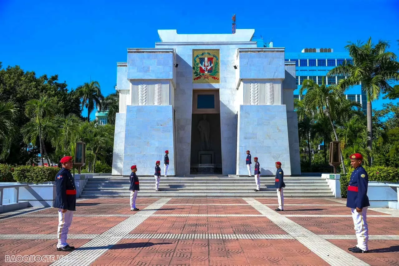 Khu tưởng niệm lãnh đạo lập quốc Cộng hòa Dominica gồm công viên Độc lập và khối công trình chính là lăng mộ được xây bằng đá cẩm thạch trắng. Đây là nơi yên nghỉ của những người cha sáng lập của Cộng hòa Dominica: Juan Pablo Duarte, Francisco del Rosario Sánchez và Ramón Matías Mella. Bên trong còn có tượng của những người cha sáng lập Cộng hòa Dominica. Khu tưởng niệm lãnh đạo lập quốc Cộng hòa Dominica gồm công viên Độc lập và khối công trình chính là lăng mộ được xây bằng đá cẩm thạch trắng. Đây là nơi yên nghỉ của những người cha sáng lập của Cộng hòa Dominica: Juan Pablo Duarte, Francisco del Rosario Sánchez và Ramón Matías Mella. Bên trong còn có tượng của những người cha sáng lập Cộng hòa Dominica.