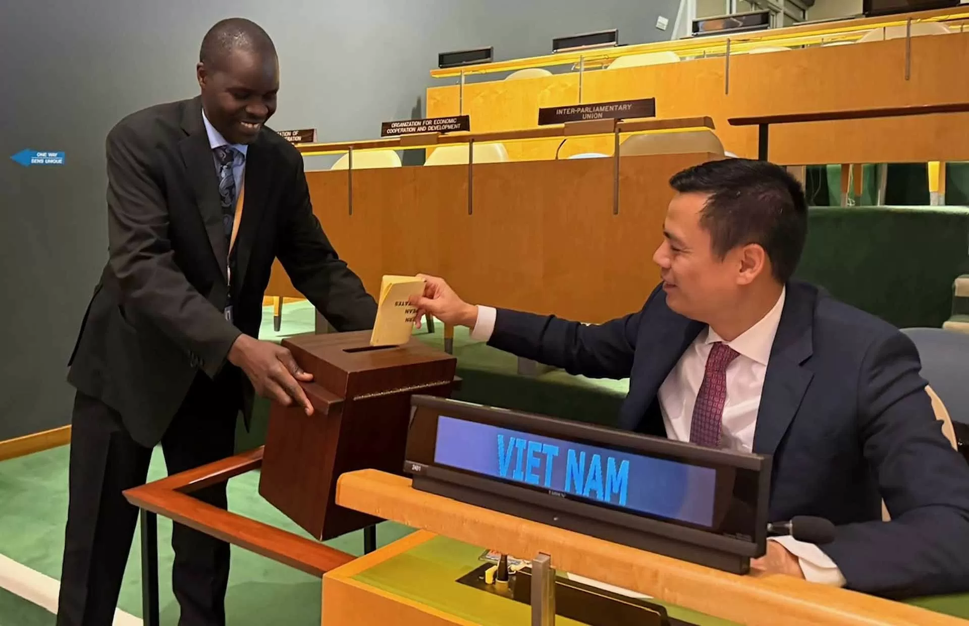 Việt Nam trúng cử lần thứ hai thành viên Ủy ban Luật Thương mại quốc tế của Liên hợp quốc nhiệm kỳ 2025-2031 Việt Nam trúng cử lần thứ hai thành viên Ủy ban Luật Thương mại quốc tế của Liên hợp quốc nhiệm kỳ 2025-2031