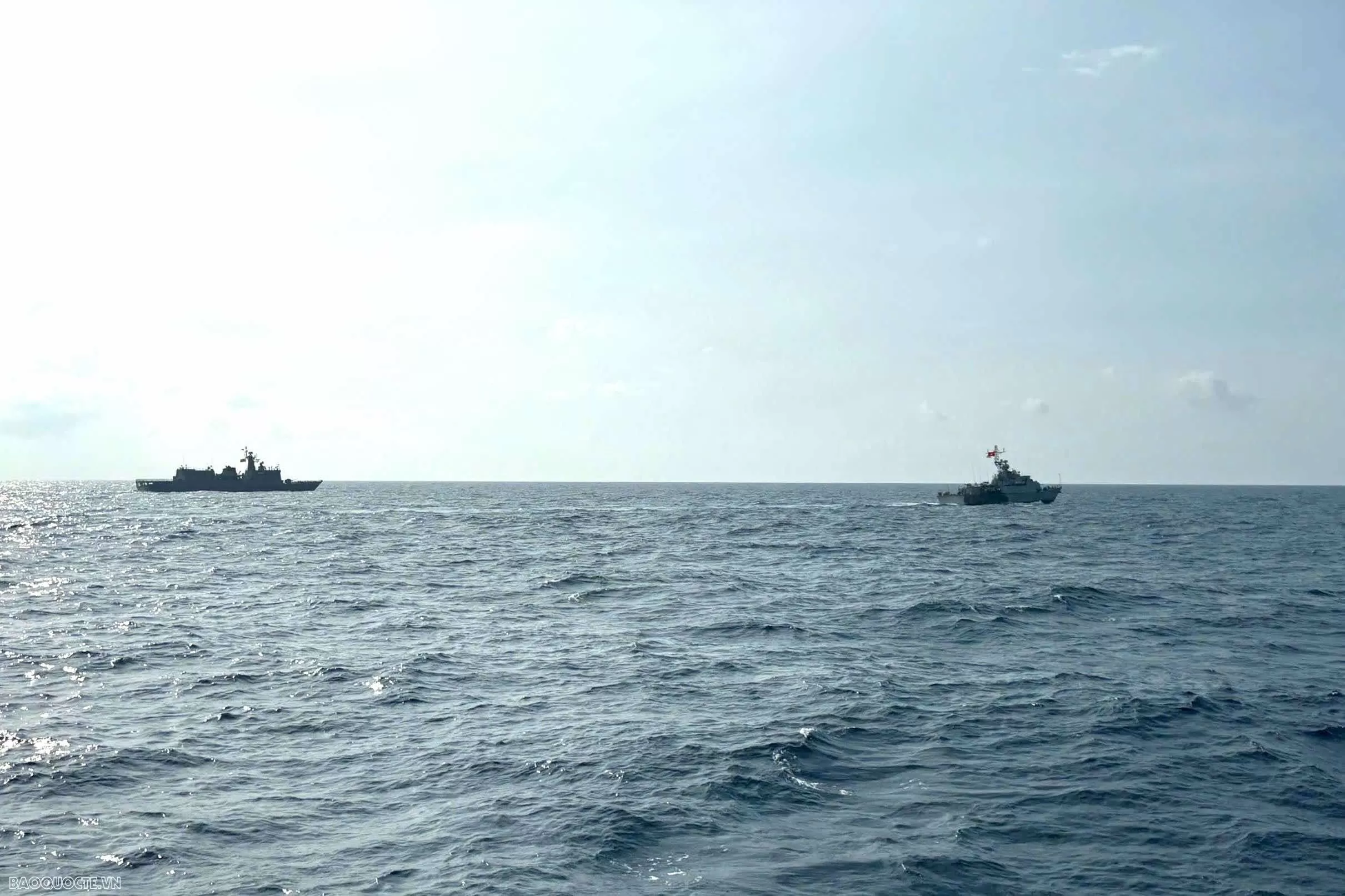 Tàu hải quân hai nước trên tuyến tuần tra chung. Tàu hải quân hai nước trên tuyến tuần tra chung.