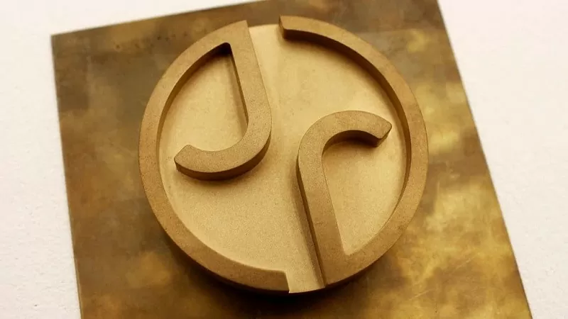 Biểu tượng khuôn mặt báo thường được gắn trên lưới tản nhiệt giờ đây được thay bằng chữ J và chữ r kết nối với nhau bằng một vòng tròn bao bên ngoài Biểu tượng khuôn mặt báo thường được gắn trên lưới tản nhiệt giờ đây được thay bằng chữ J và chữ r kết nối với nhau bằng một vòng tròn bao bên ngoài