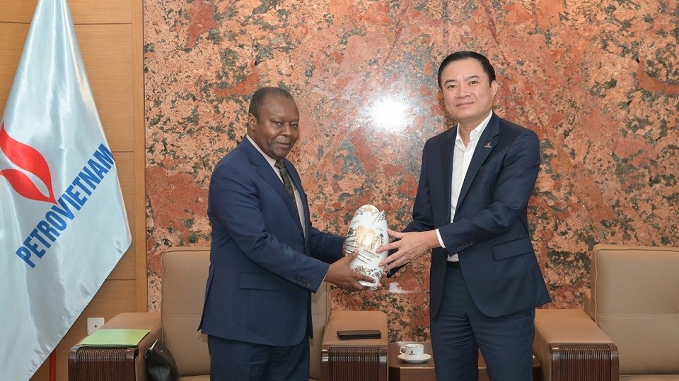 Tổng Giám đốc PetroVietnam tiếp Đại sứ Angola Agostinho Fernandes, đề nghị thúc đẩy hợp tác với Tập đoàn dầu khí Sonangol