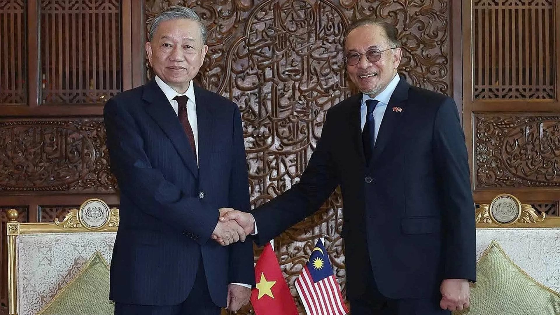 Tổng Bí thư Tô Lâm và Thủ tướng Malaysia Anwar Ibrahim chụp ảnh chung. (Nguồn: TTXVN) Tổng Bí thư Tô Lâm và Thủ tướng Malaysia Anwar Ibrahim chụp ảnh chung. (Nguồn: TTXVN)