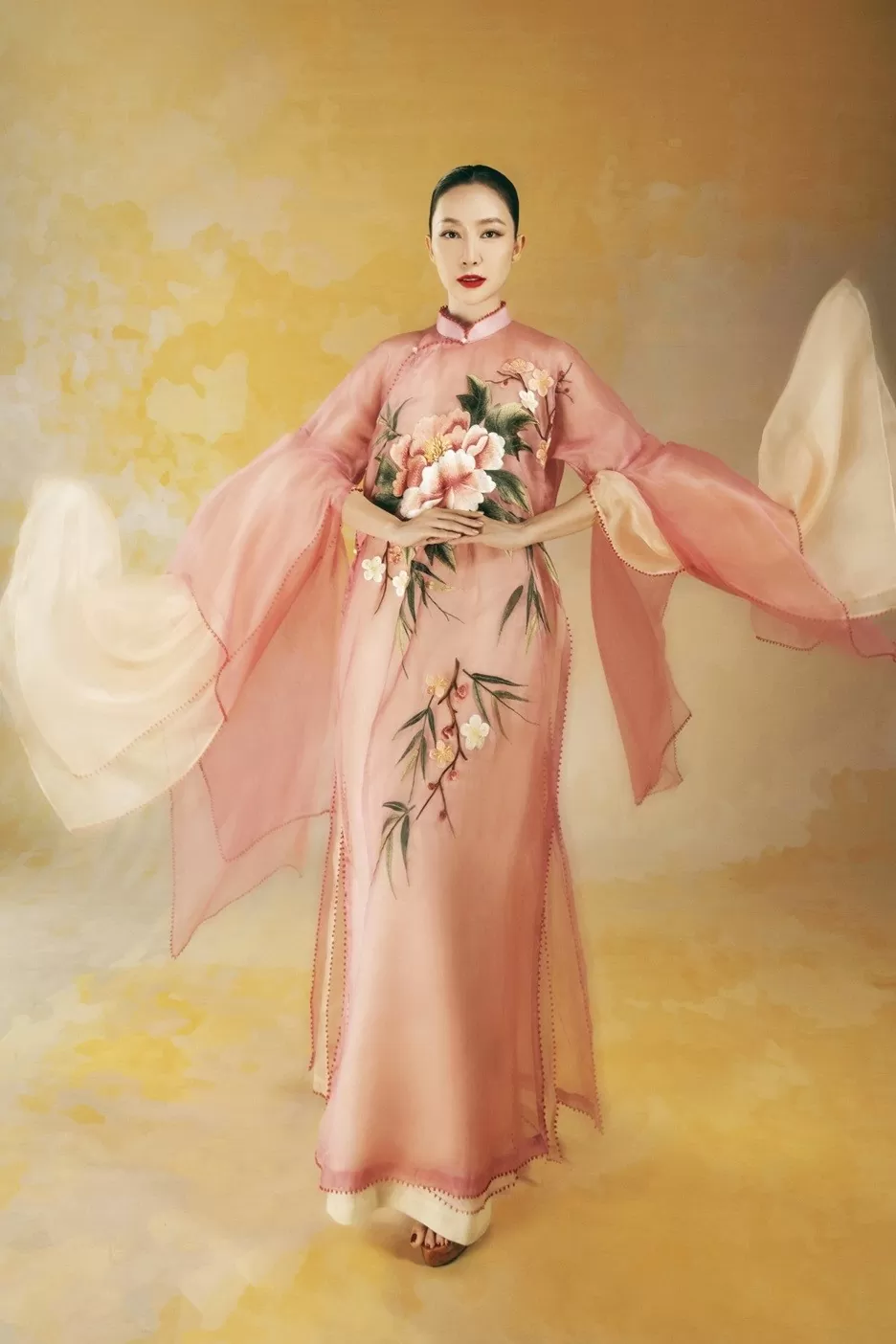 Bộ sưu tập mới của NTK Vũ Việt Hà được truyền cảm hứng từ công chúa Tiên Dung - con gái Hùng Vương thứ XVIII và là vợ của thánh Chử Đồng Tử trong truyền thuyết. Anh mời nàng thơ lâu năm - NSƯT Linh Nga - thể hiện những tà áo dài truyền thống pha cách tân. Bộ sưu tập mới của NTK Vũ Việt Hà được truyền cảm hứng từ công chúa Tiên Dung - con gái Hùng Vương thứ XVIII và là vợ của thánh Chử Đồng Tử trong truyền thuyết. Anh mời nàng thơ lâu năm - NSƯT Linh Nga - thể hiện những tà áo dài truyền thống pha cách tân.