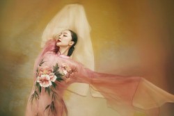 NSƯT Linh Nga tạo dáng với áo dài lụa thêu tay, tôn vinh nghề ươm tơ dệt vải